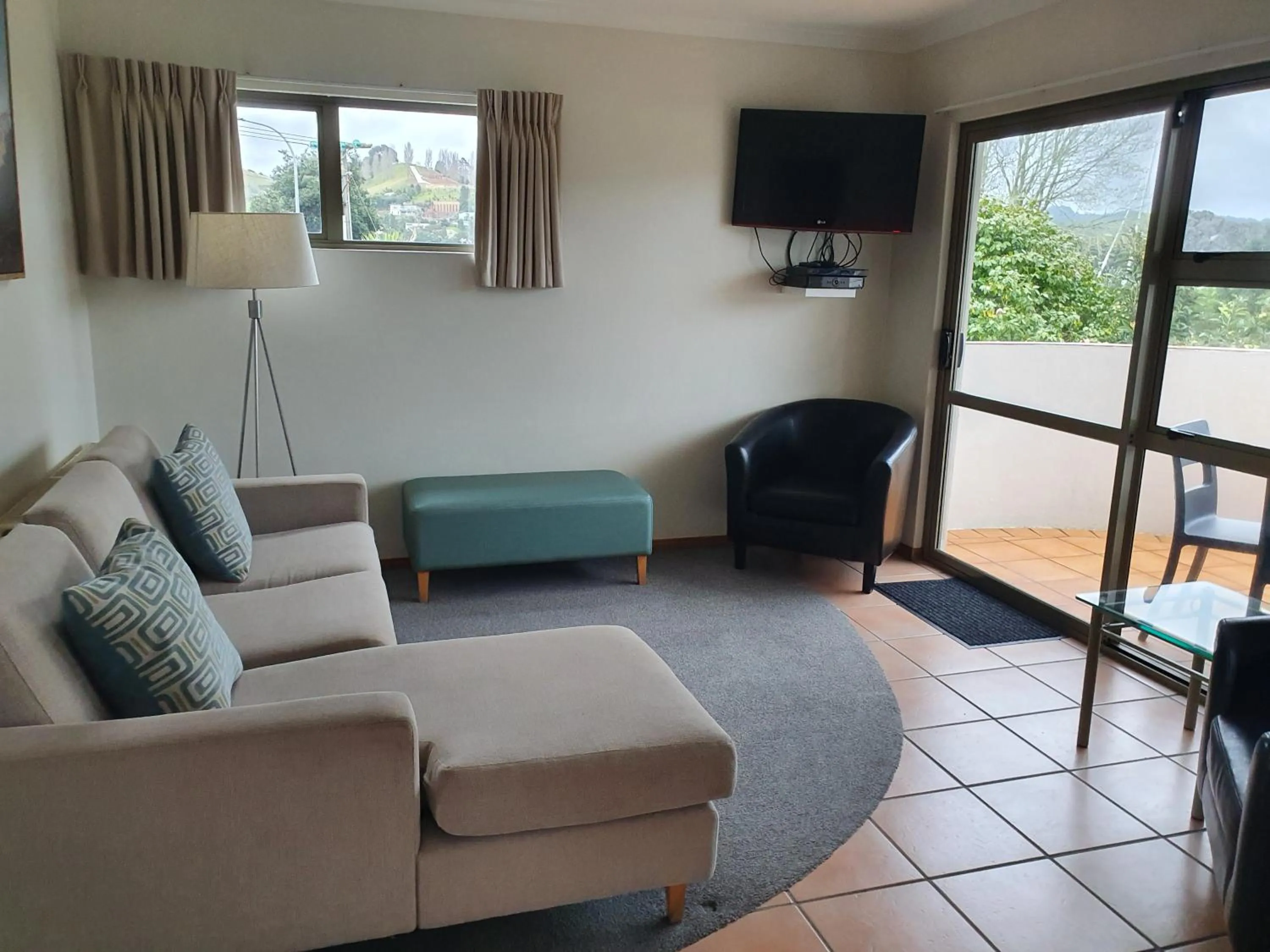 Communal lounge/ TV room in Breakers Motel