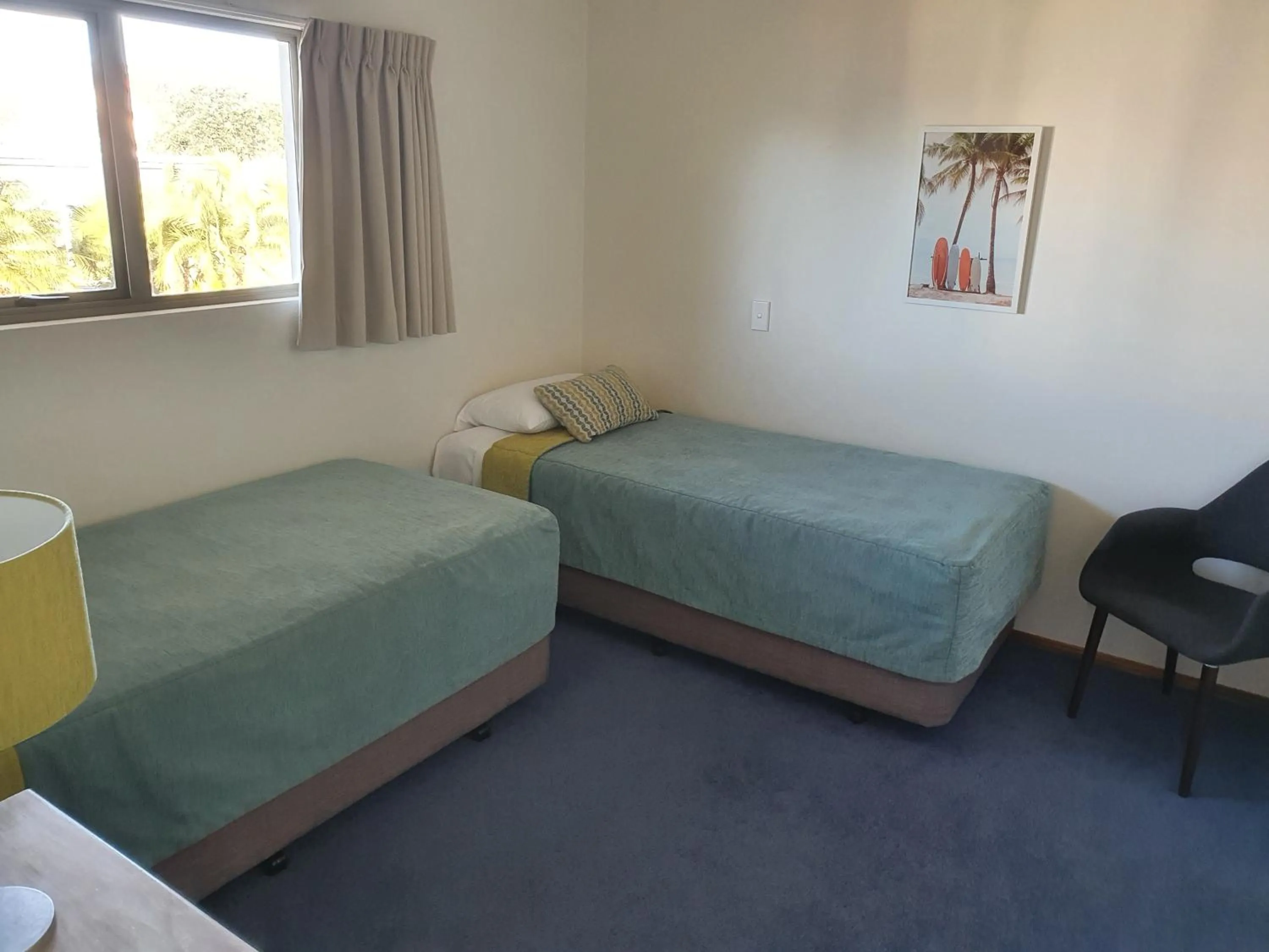 Bedroom, Bed in Breakers Motel