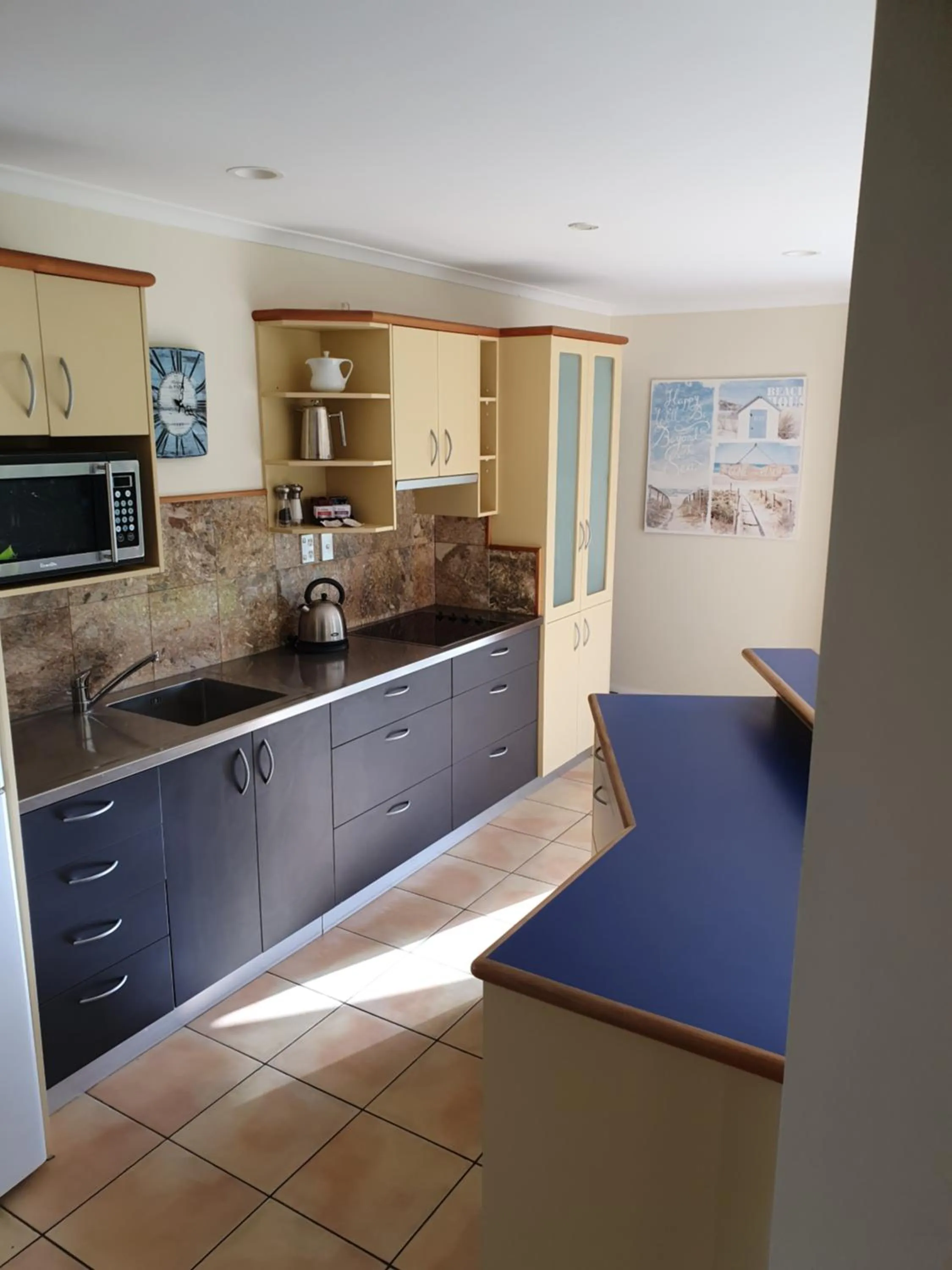 Kitchen or kitchenette in Breakers Motel