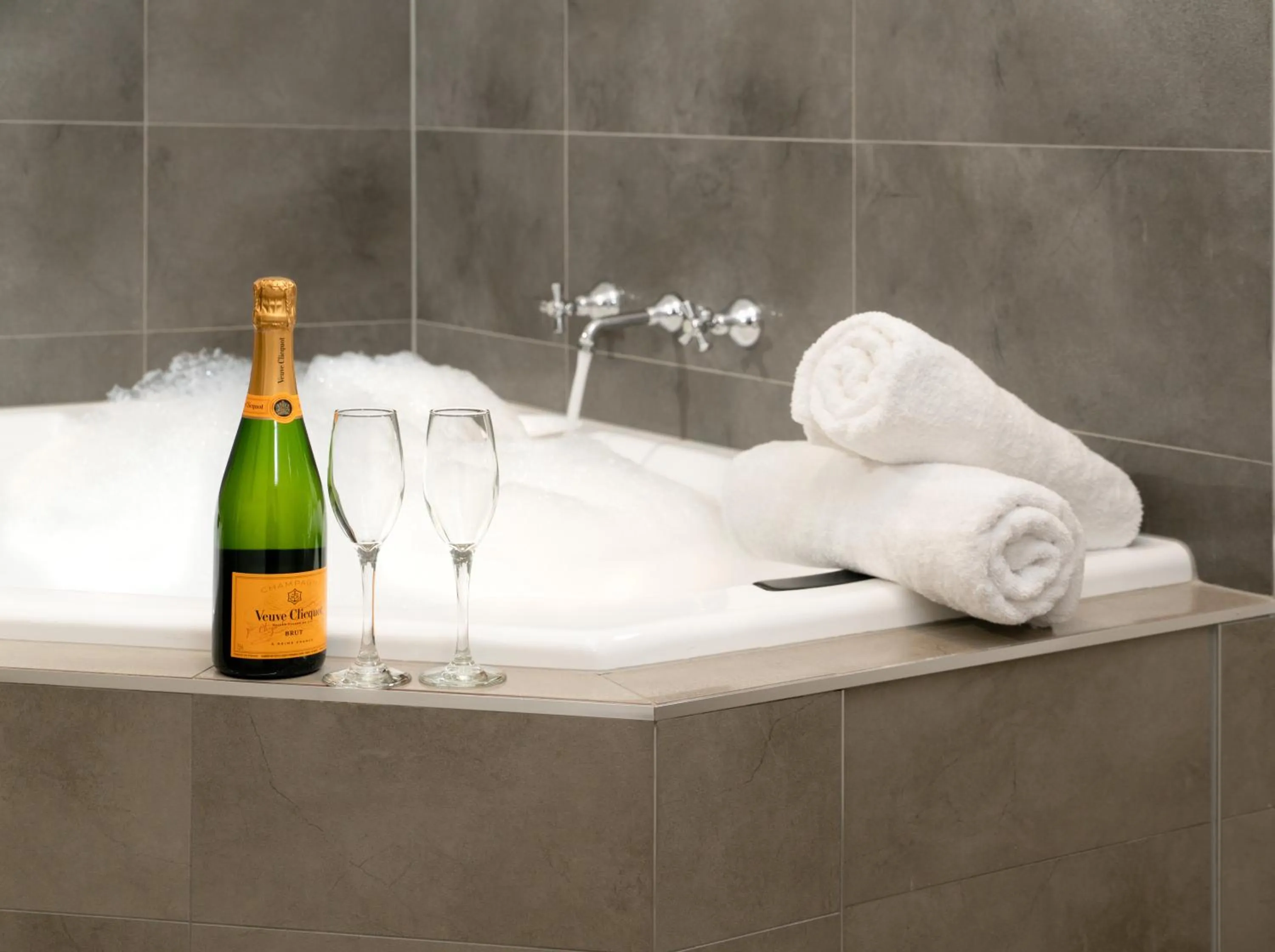 Bath in Boathouse Resort Studios and Suites