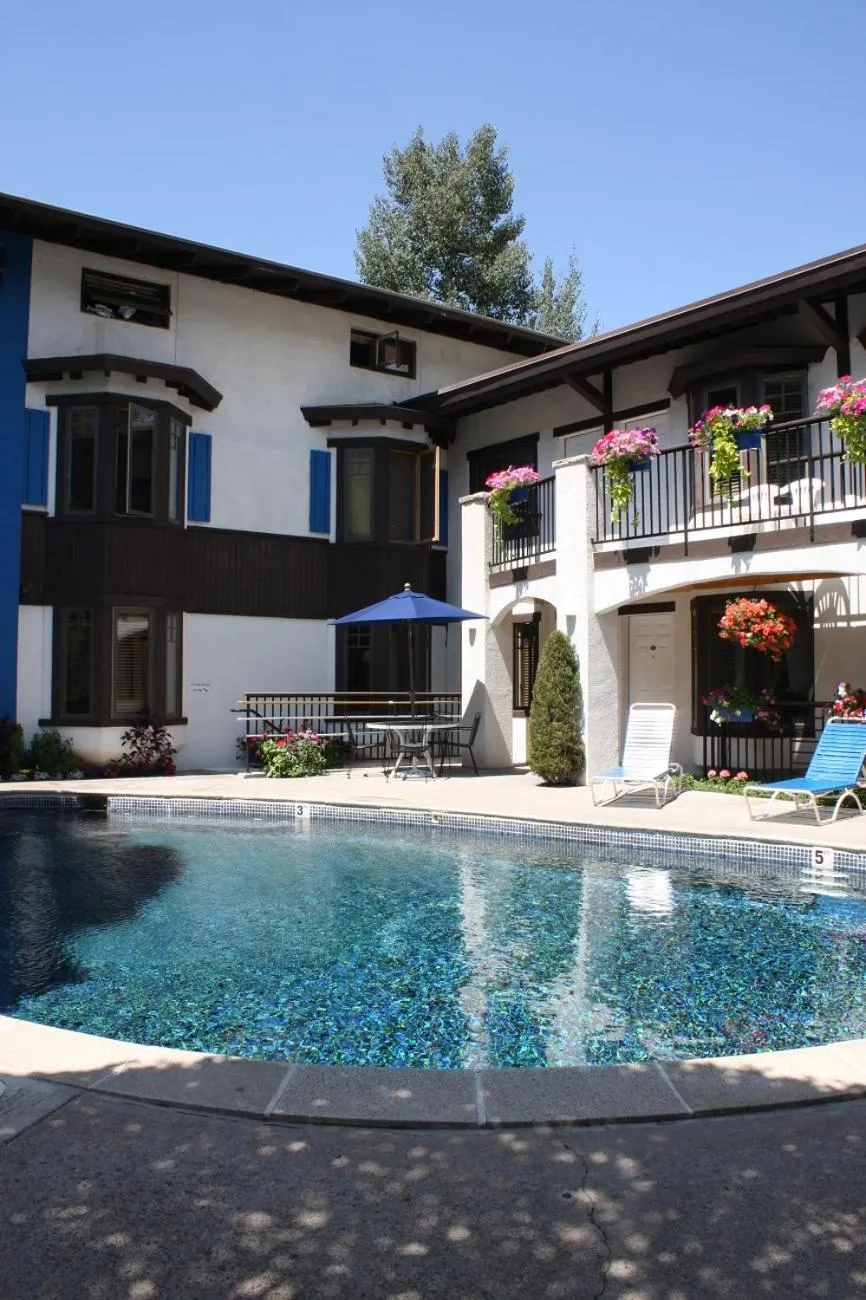 Swimming pool in St Moritz Lodge and Condominiums