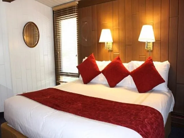 Bedroom, Bed in St Moritz Lodge and Condominiums