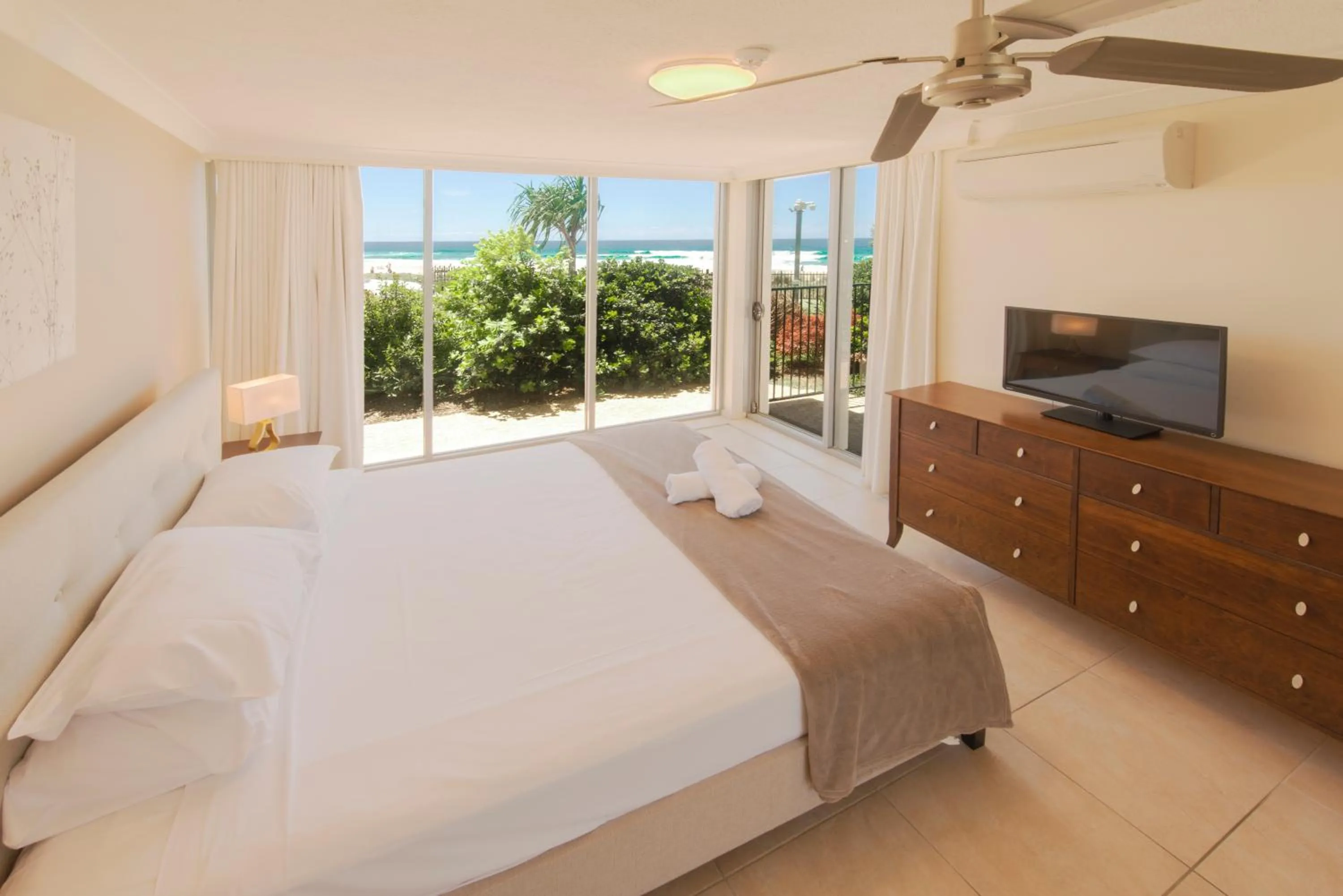 Sea view, Bed in Berkeley on the Beach