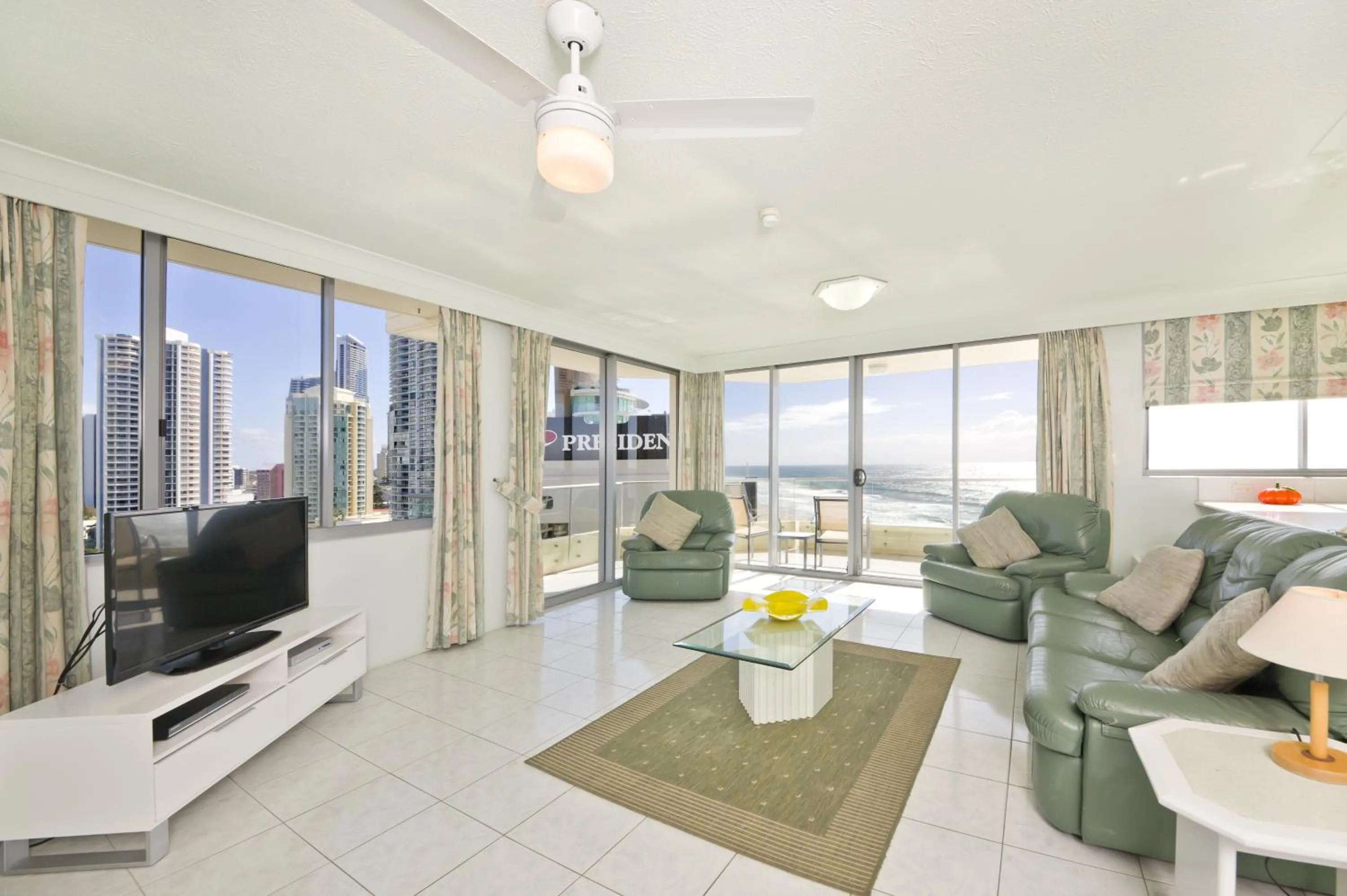 Living room in Berkeley on the Beach