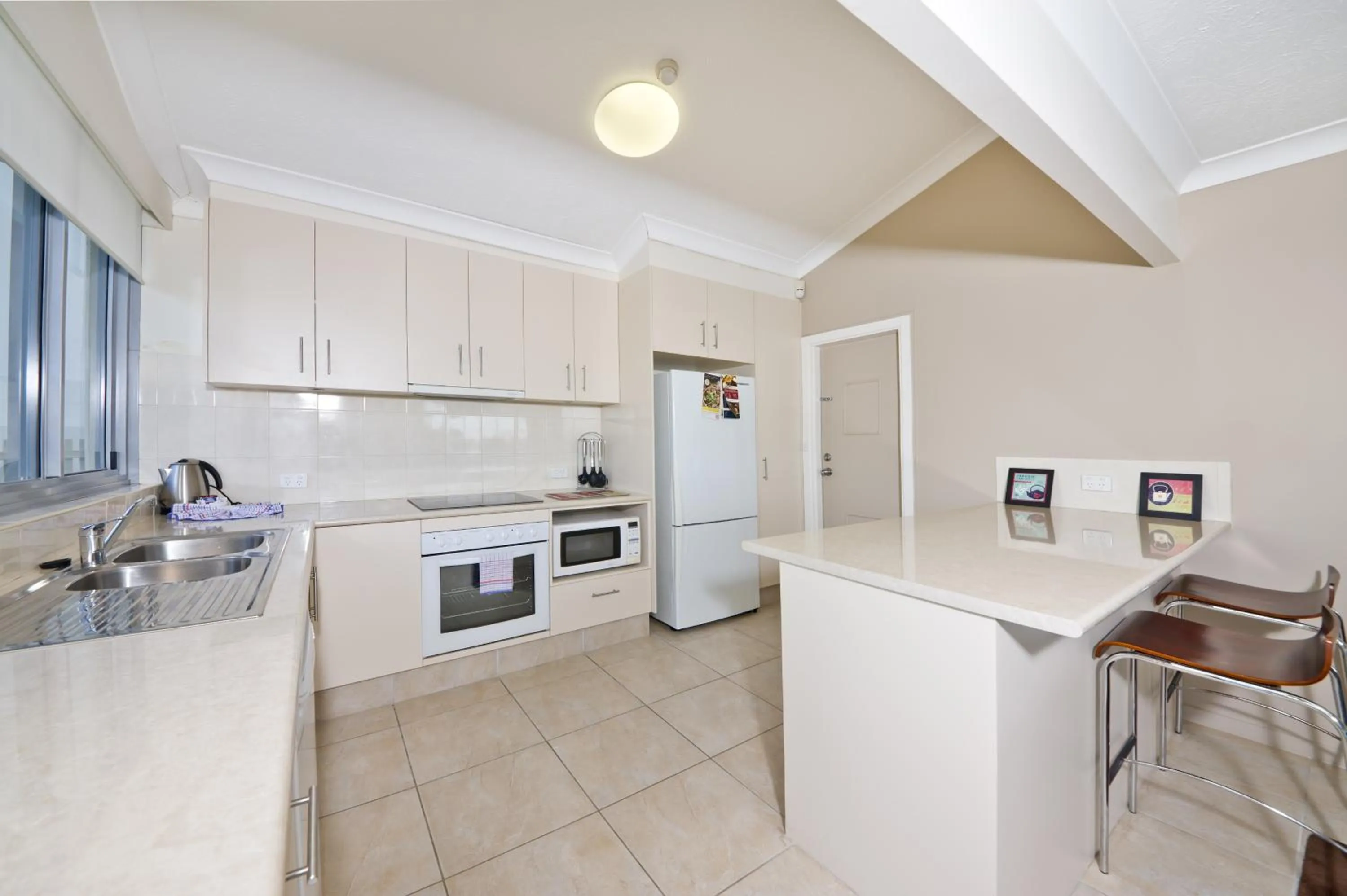 Kitchen or kitchenette in Berkeley on the Beach