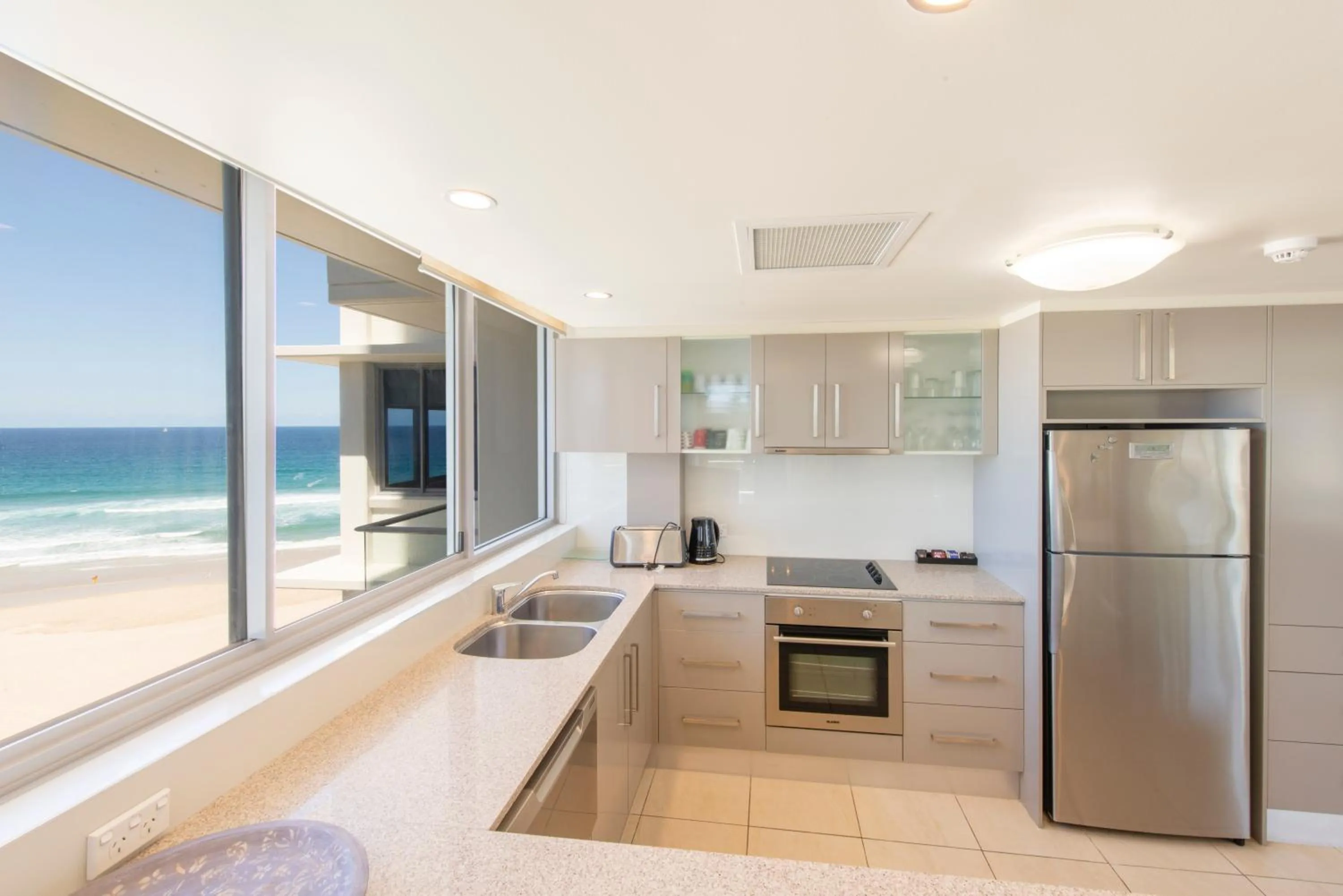 Kitchen or kitchenette in Berkeley on the Beach