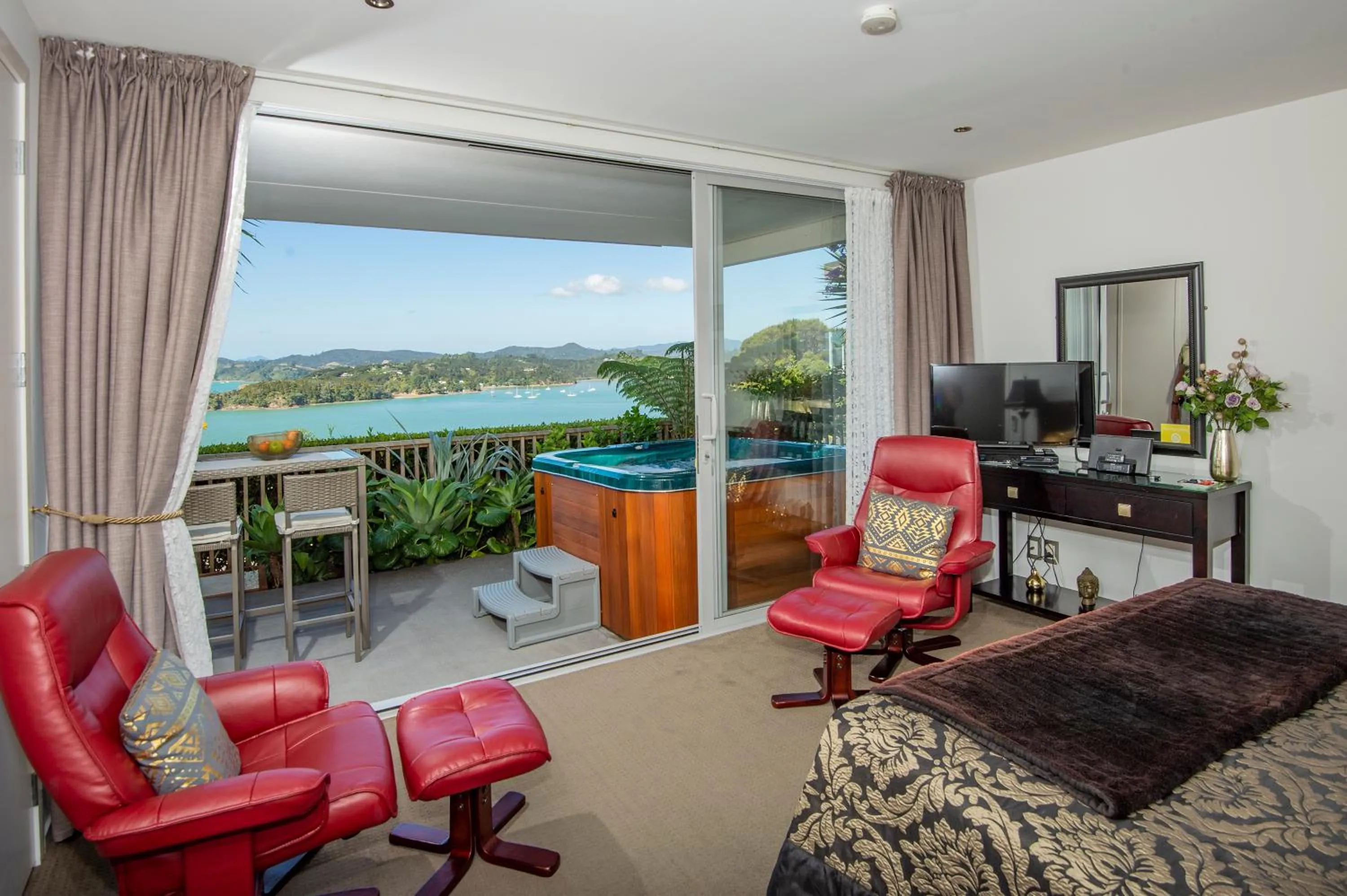 Photo of the whole room in Tarlton's Lodge