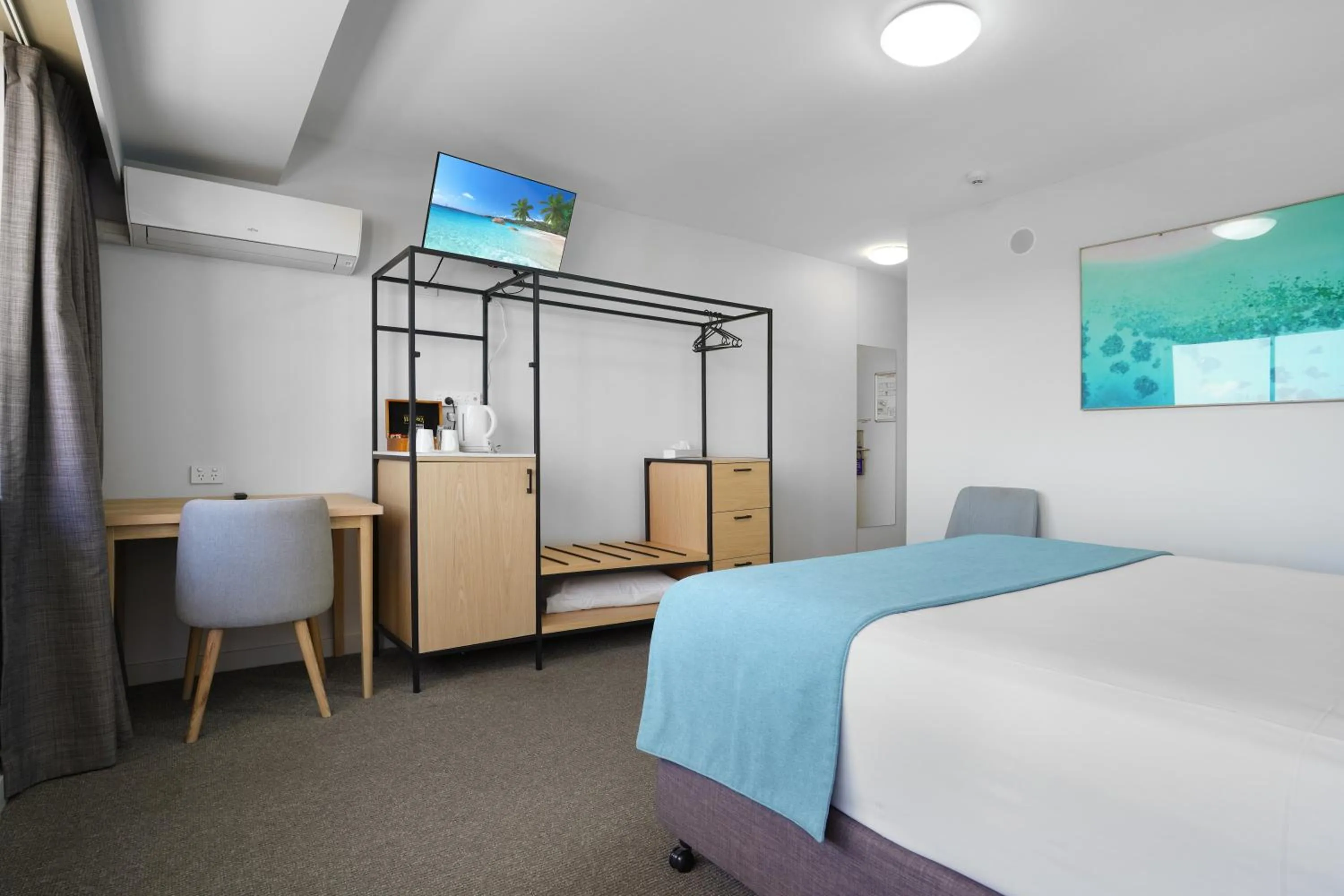 Bed in Gladstone Reef Hotel Motel