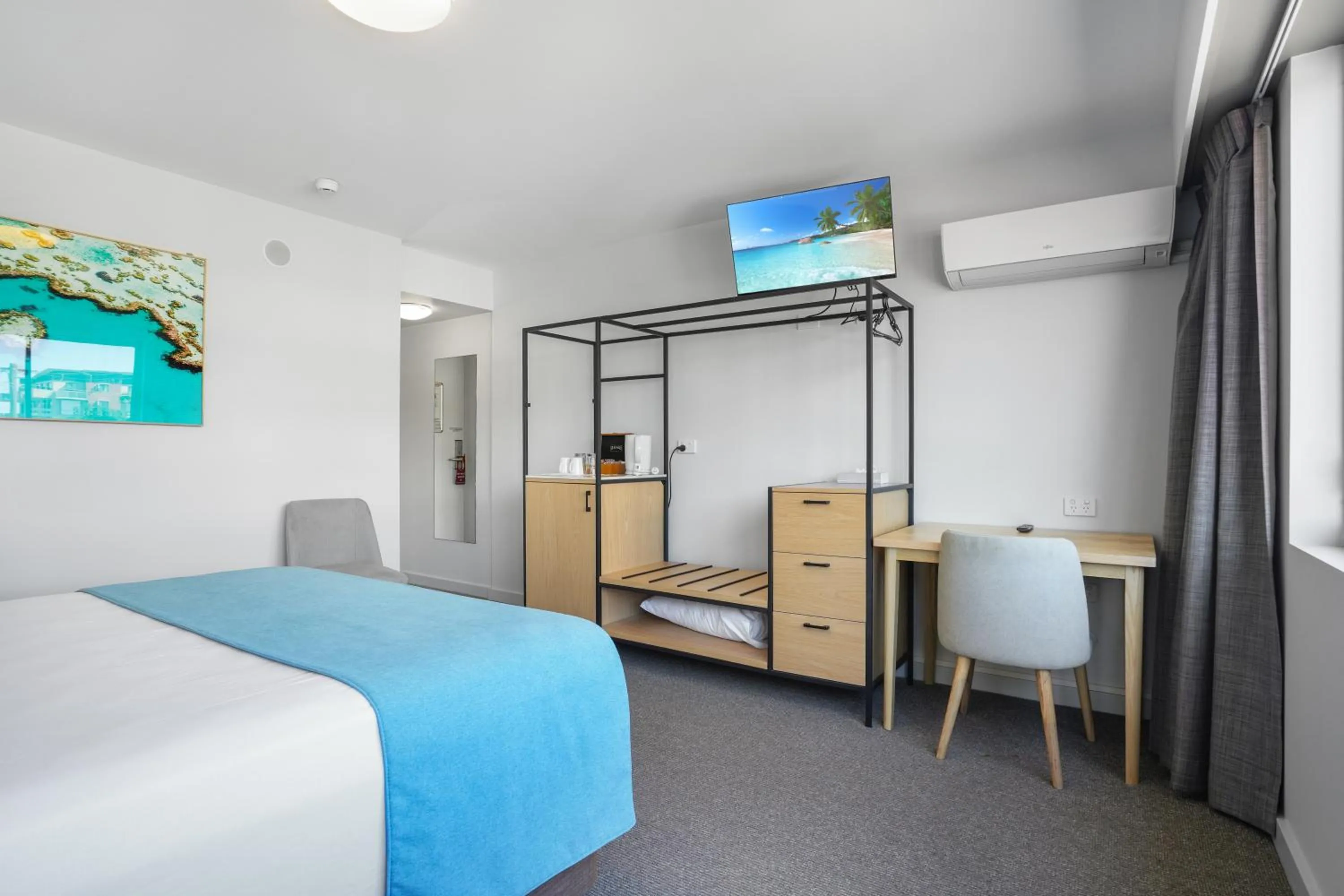 Bed in Gladstone Reef Hotel Motel