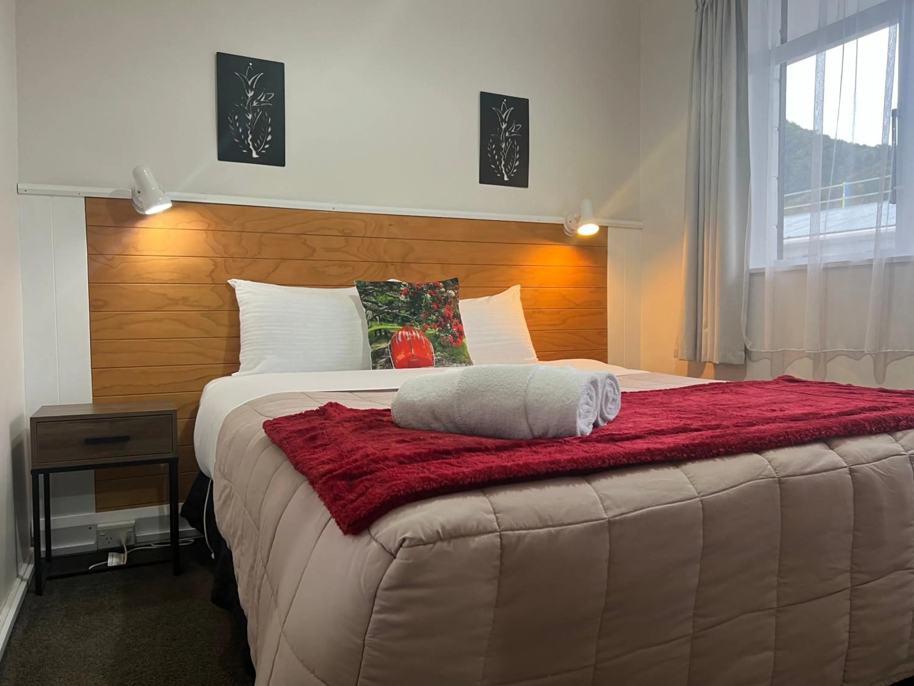 Bedroom, Bed in High Street Living Motel