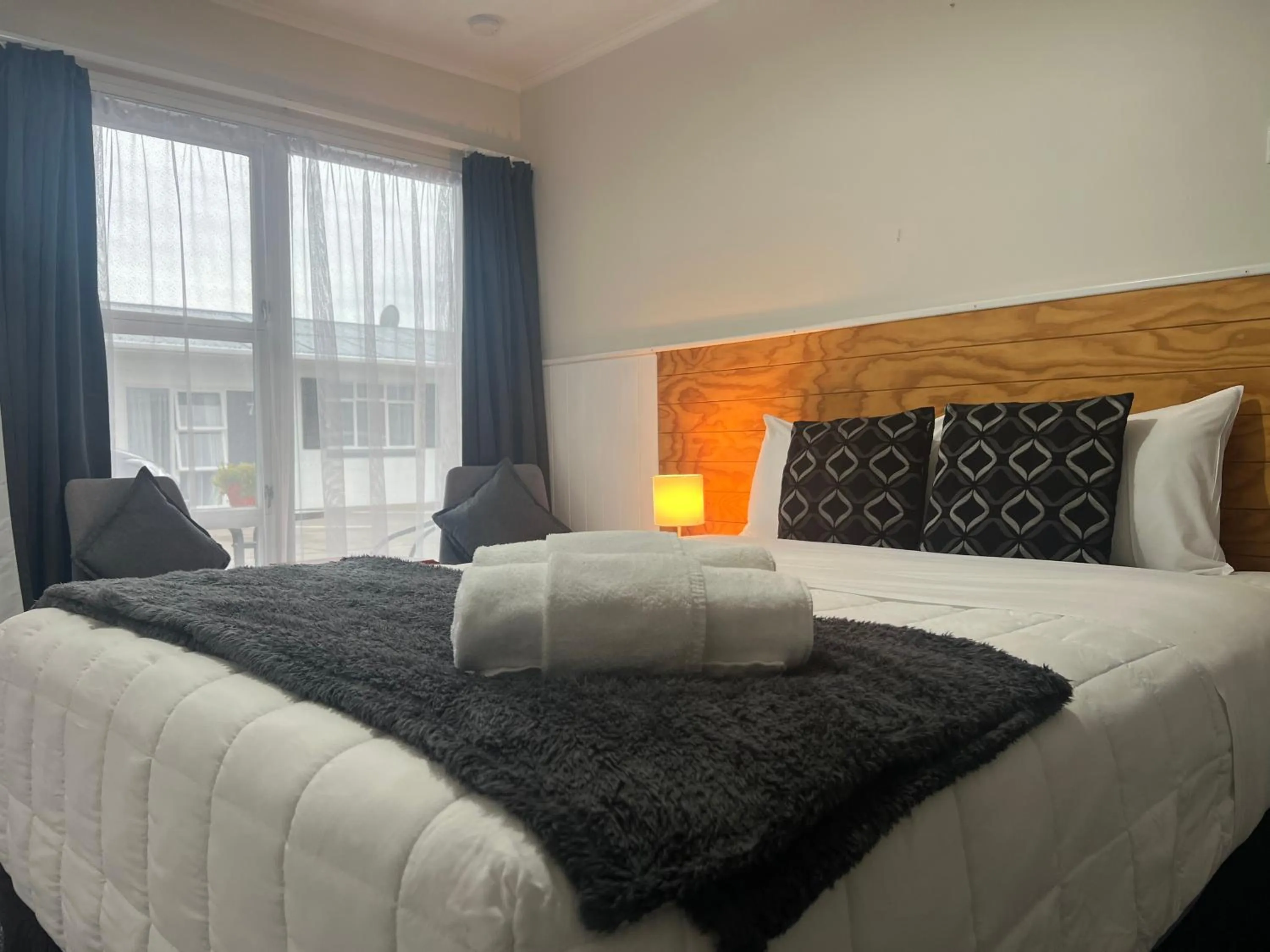 Bedroom, Bed in High Street Living Motel