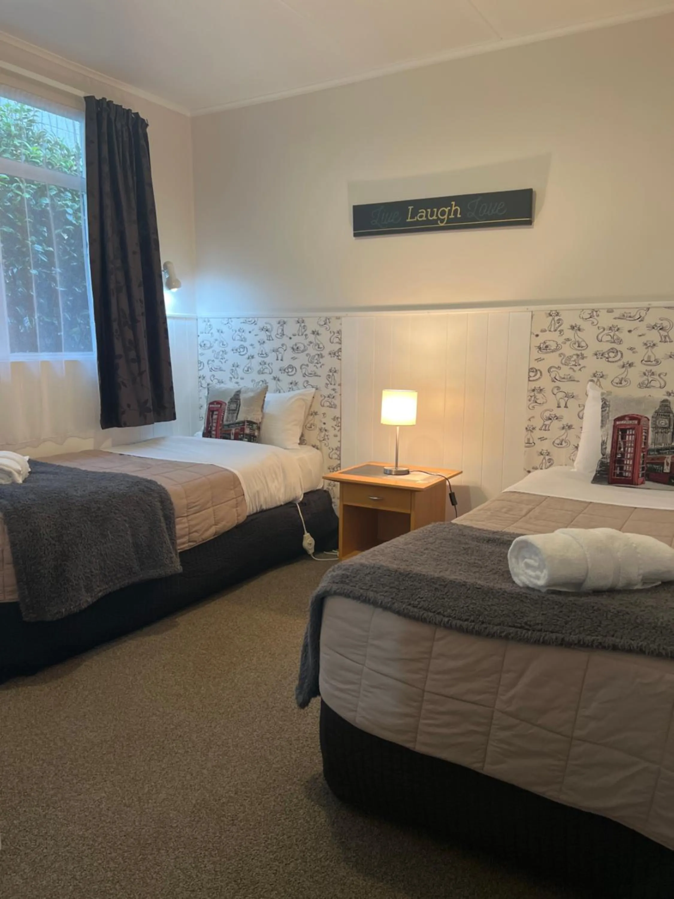 Bedroom, Bed in High Street Living Motel