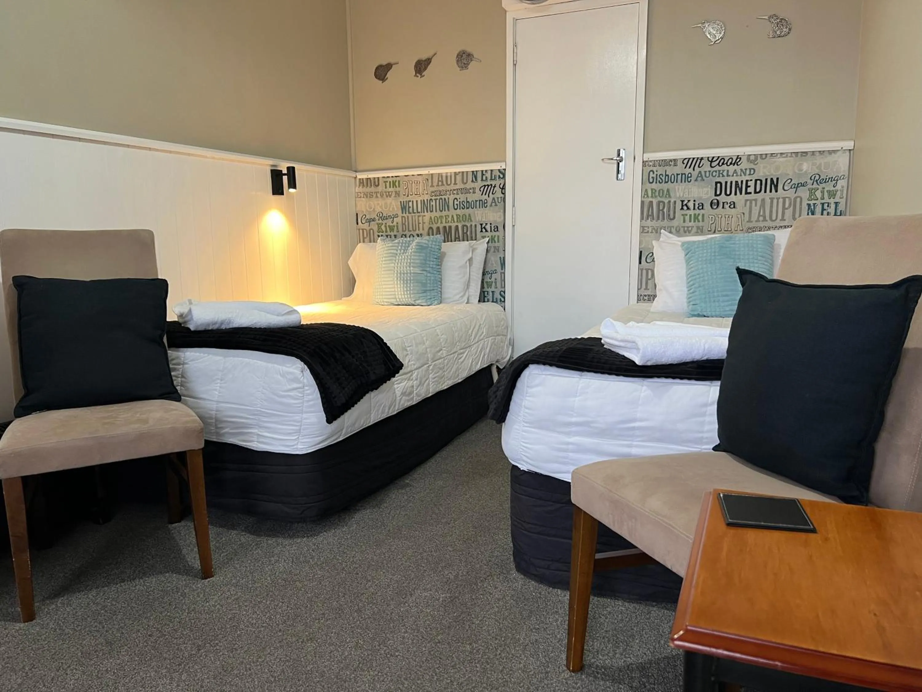 Photo of the whole room, Bed in High Street Living Motel