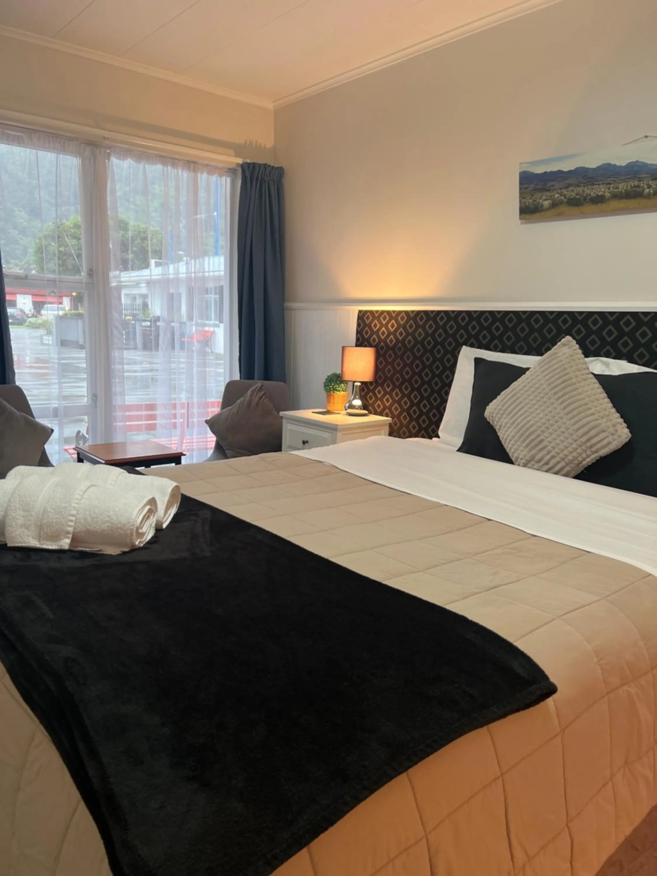 Bedroom, Bed in High Street Living Motel