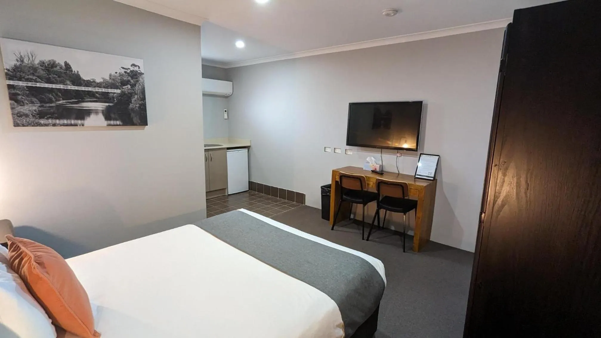 Bedroom, Bed in River Motel