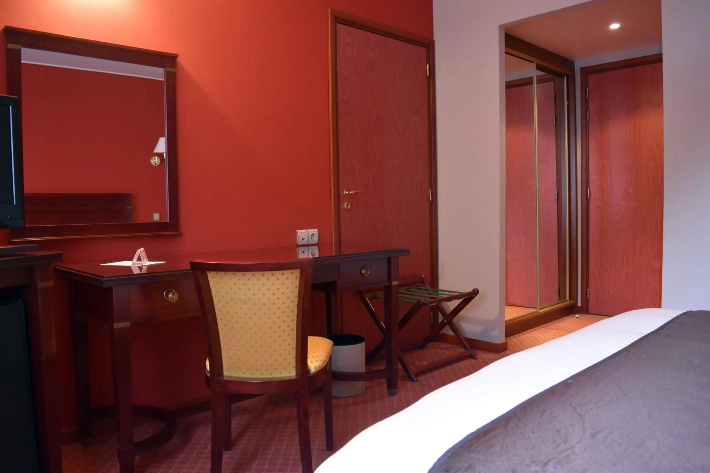 Seating area, Bed in Hotel Le Pole Europeen