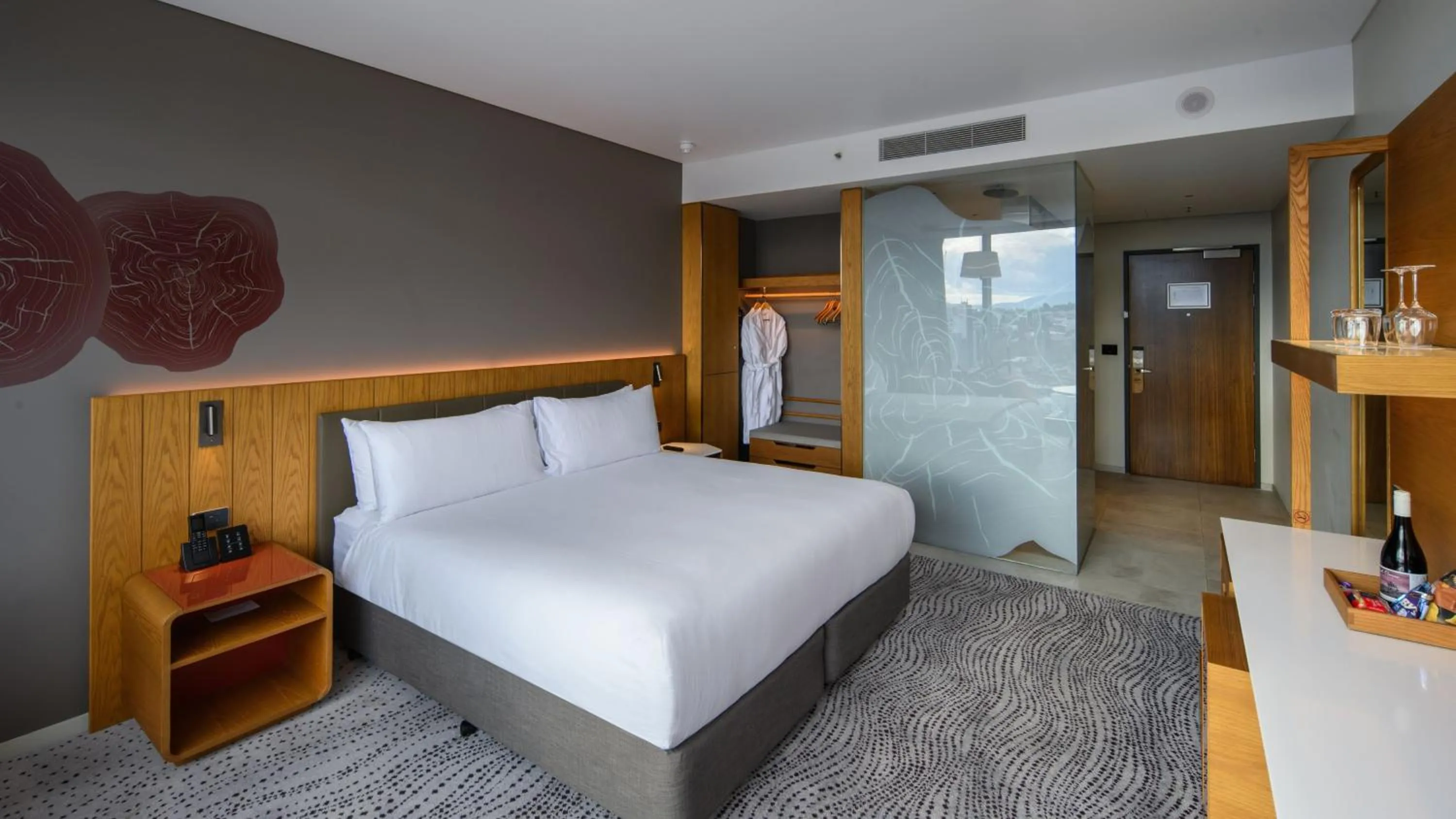 Photo of the whole room, Bed in Crowne Plaza Hobart by IHG