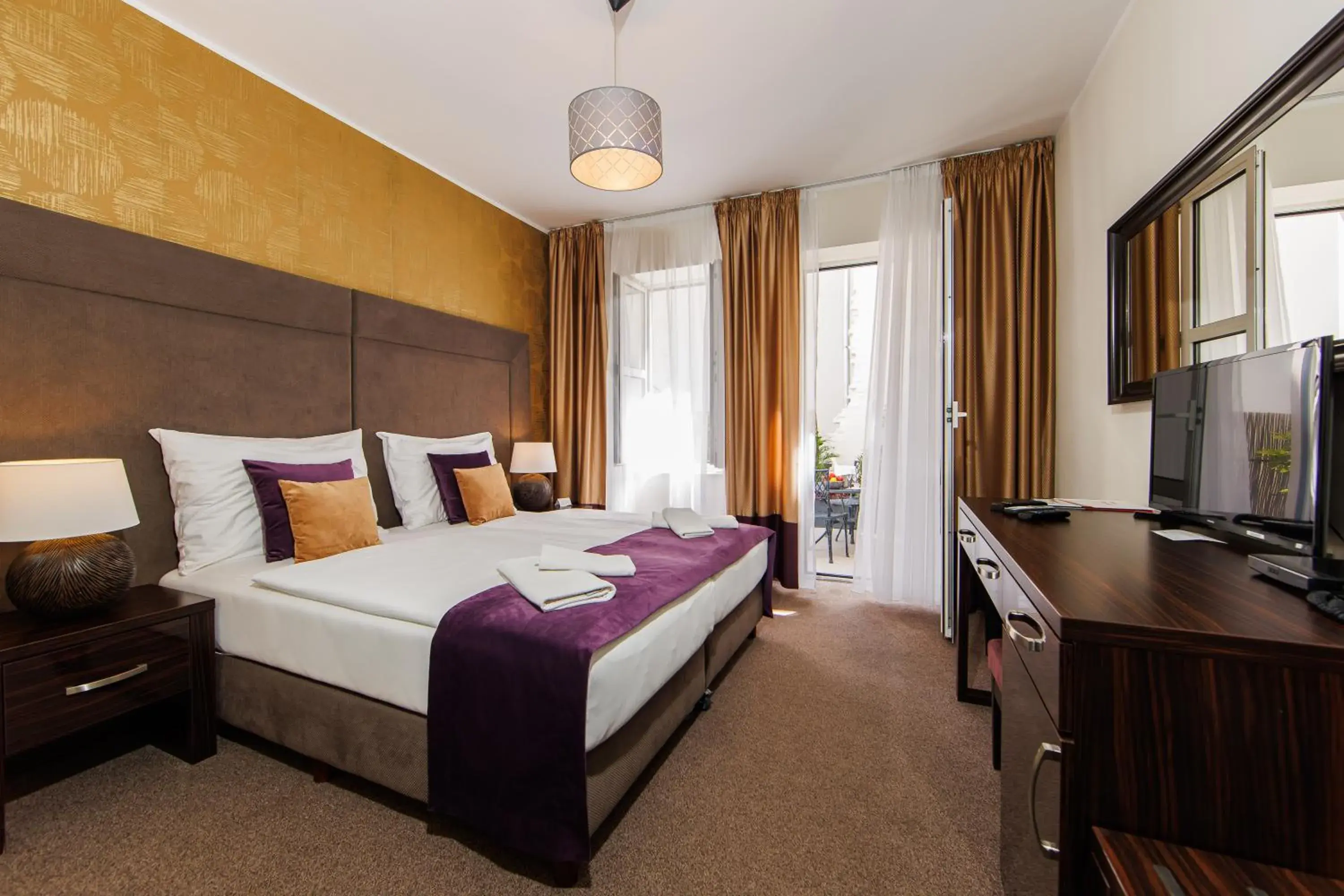 Decorative detail, Bed in APLEND CITY Hotel Perugia Decorative detail, Bed in APLEND CITY Hotel Perugia