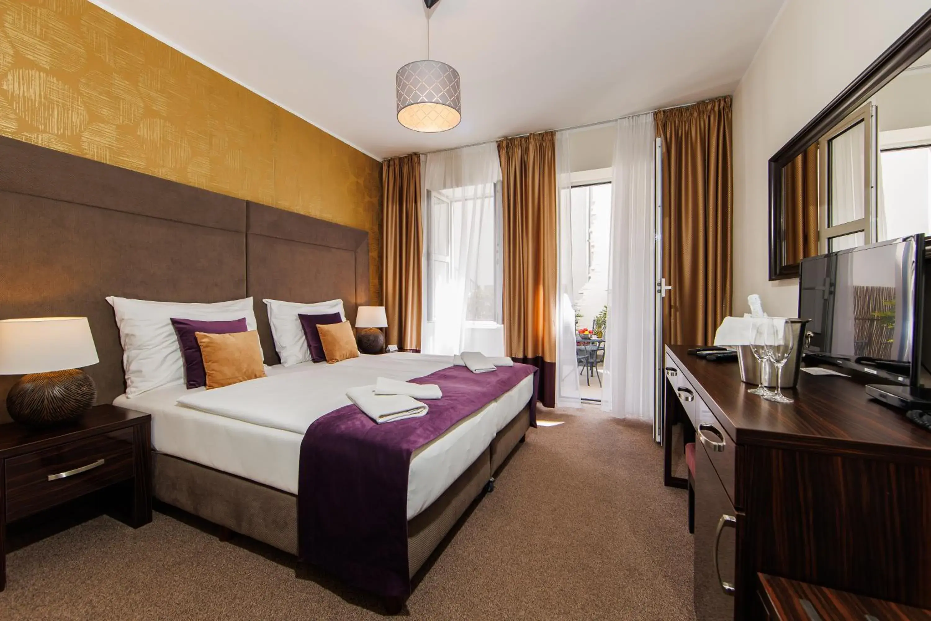 Decorative detail, Bed in APLEND CITY Hotel Perugia Decorative detail, Bed in APLEND CITY Hotel Perugia