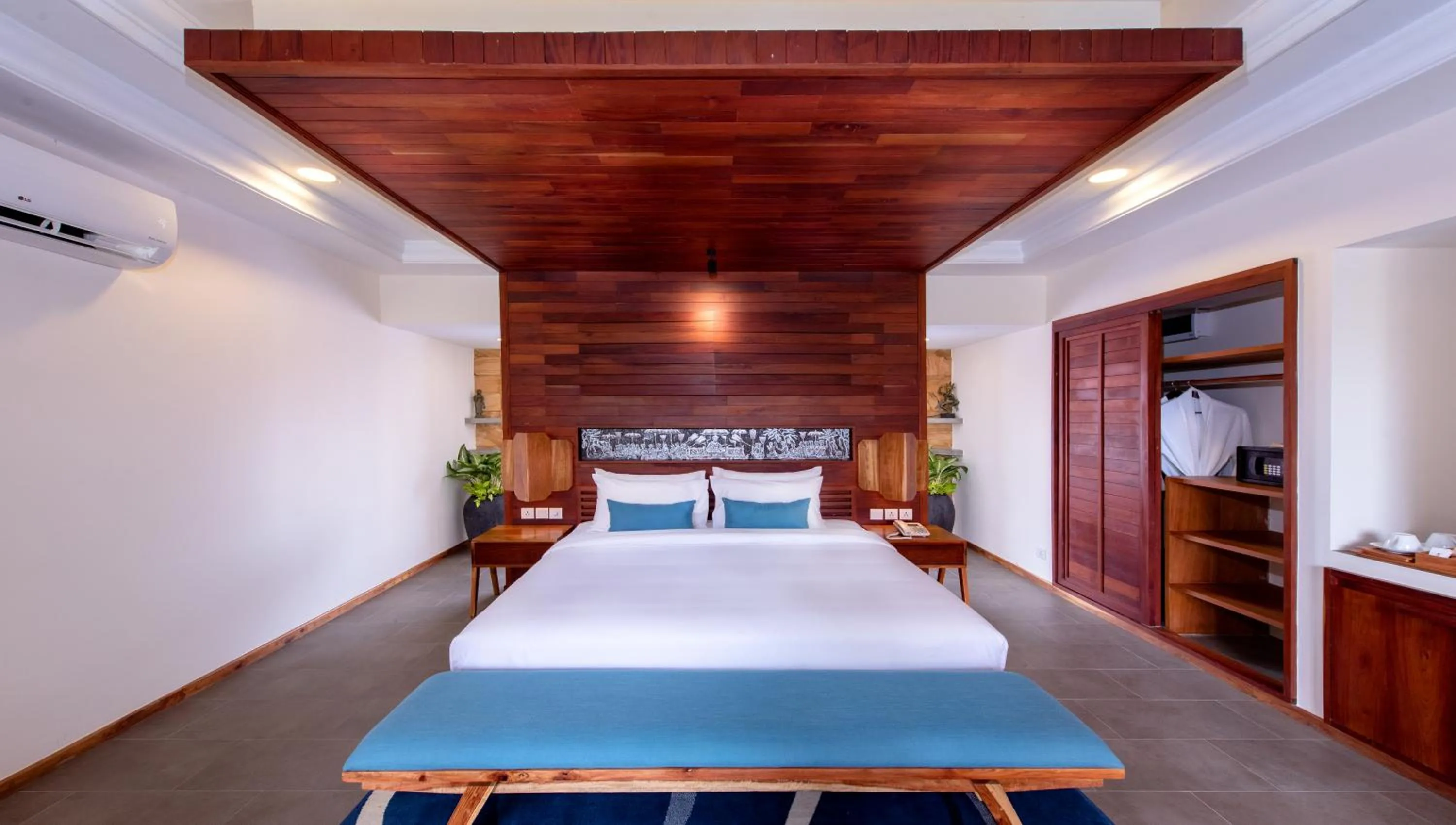 Photo of the whole room, Bed in Araya Angkor Residence