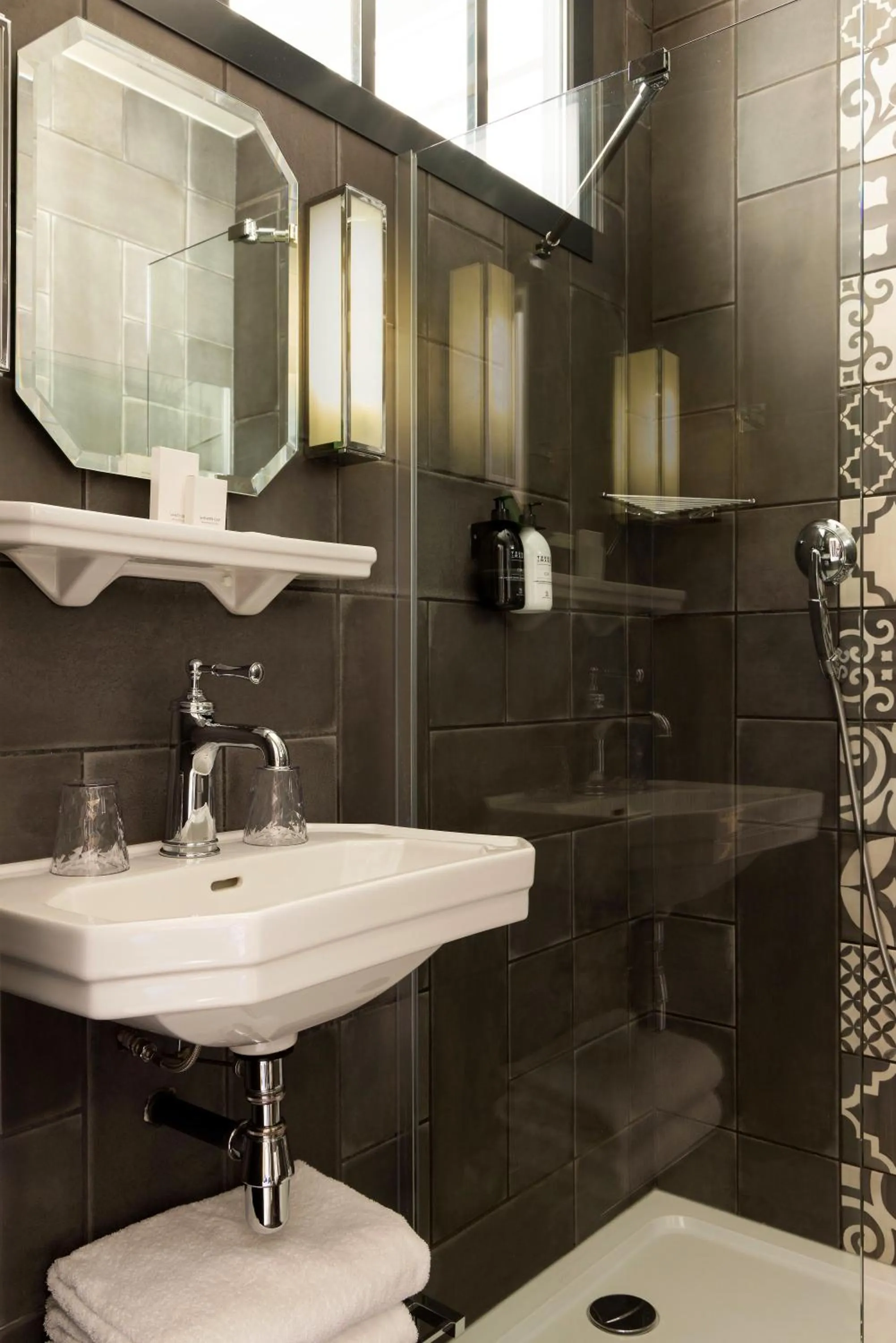 Shower in Hôtel Fabric