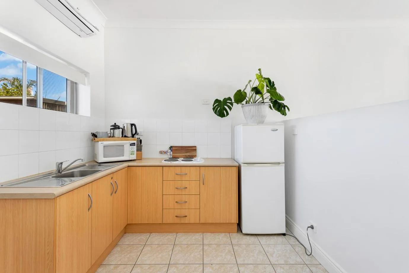 Kitchen or kitchenette in Coast Motel and Apartments