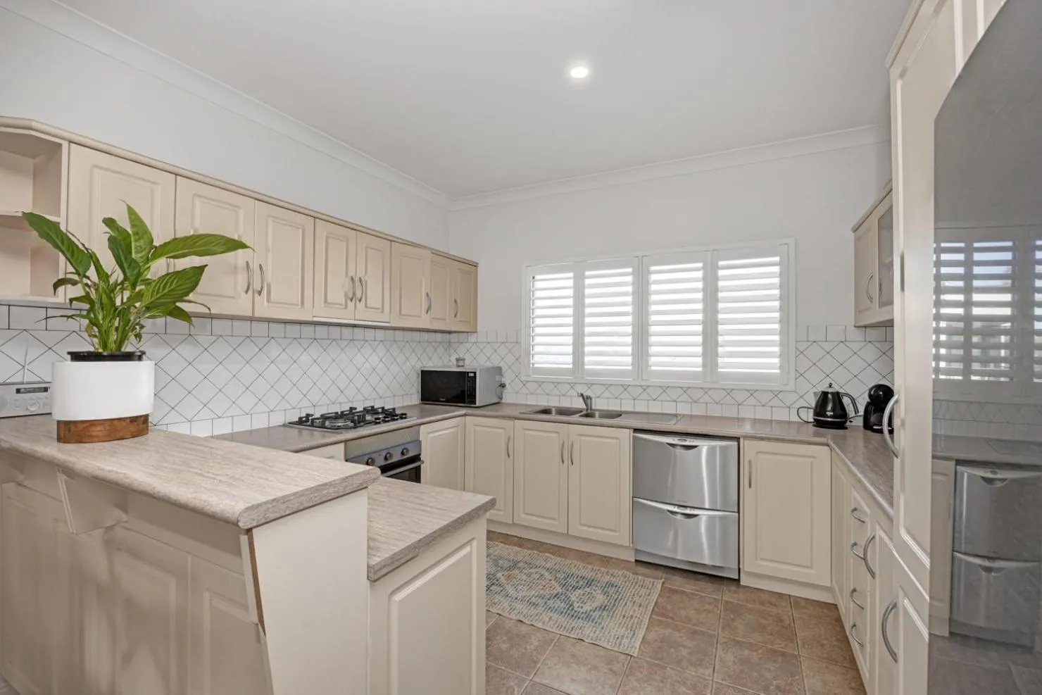 Kitchen or kitchenette in Coast Motel and Apartments