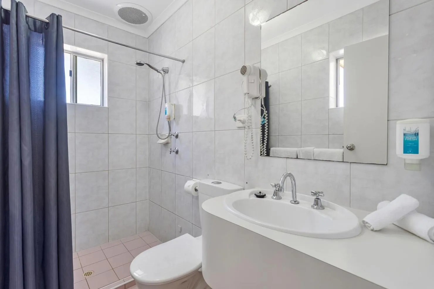 Bathroom in Coast Motel and Apartments