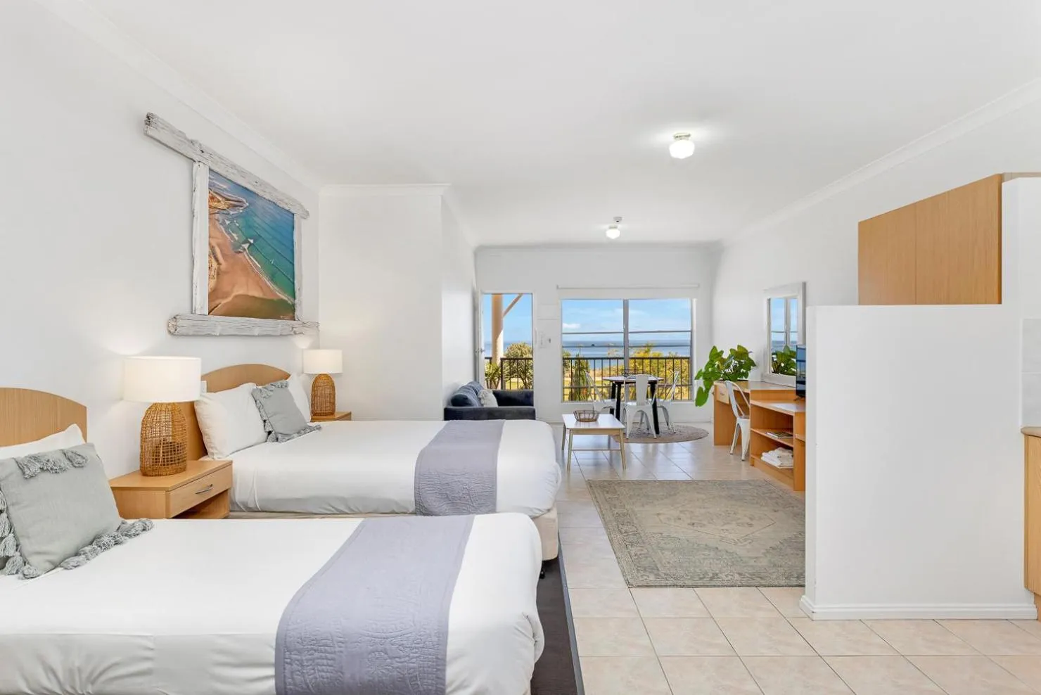 Living room, Bed in Coast Motel and Apartments