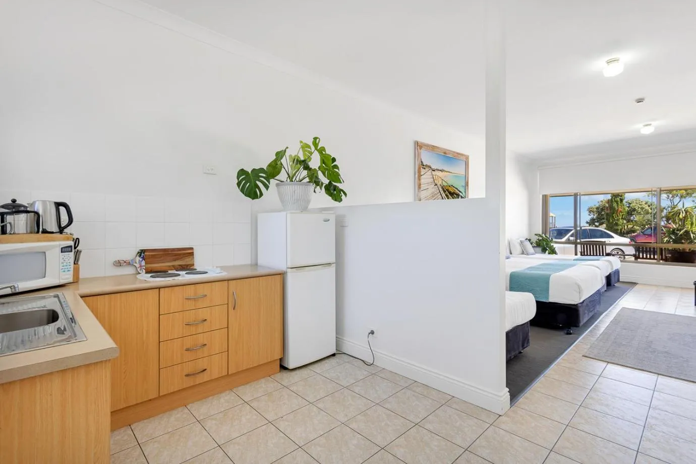 Kitchen or kitchenette in Coast Motel and Apartments