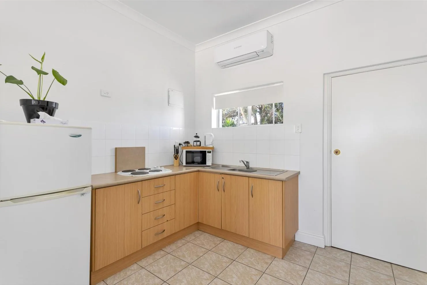 Kitchen or kitchenette in Coast Motel and Apartments