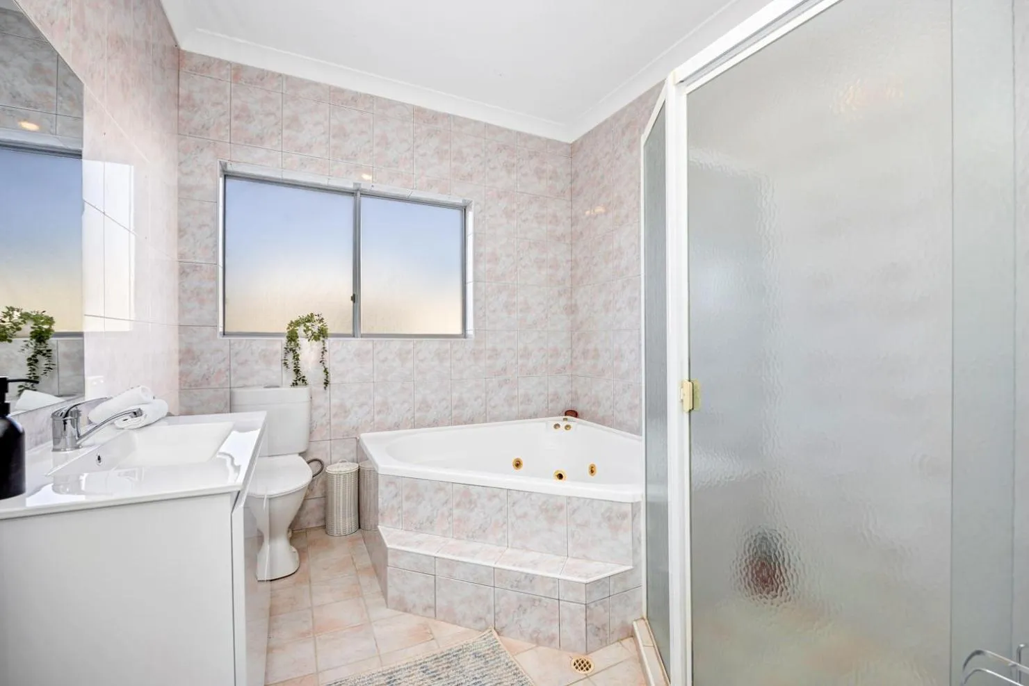 Shower in Coast Motel and Apartments