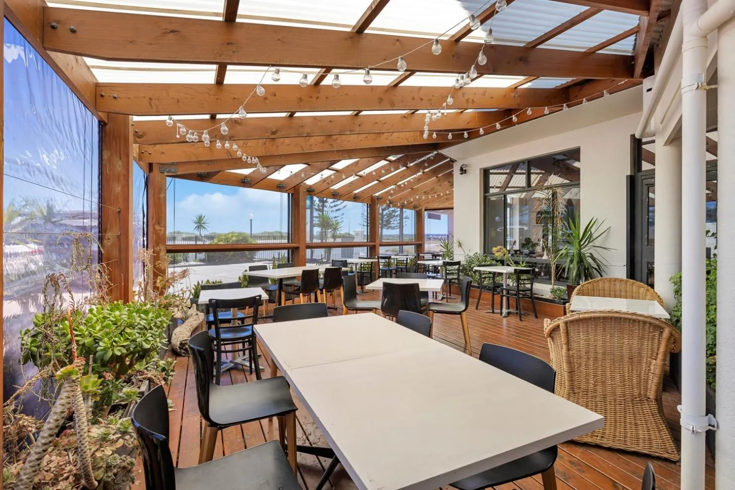 Restaurant/places to eat in Coast Motel and Apartments