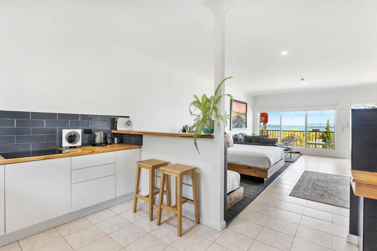 Kitchen or kitchenette, Bed in Coast Motel and Apartments