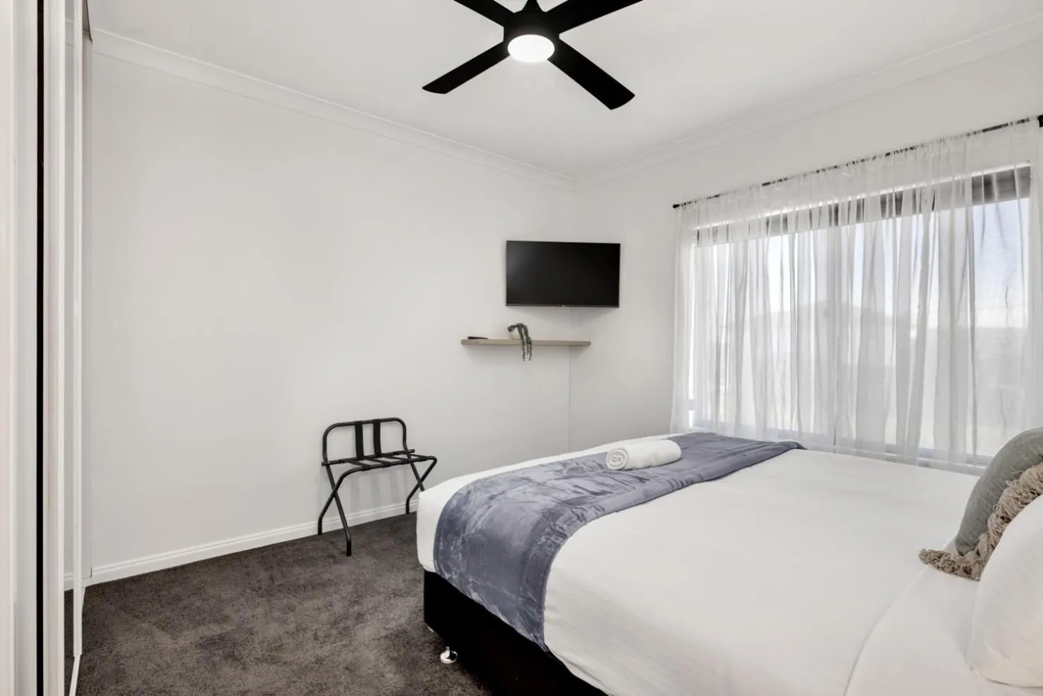 Bed in Coast Motel and Apartments