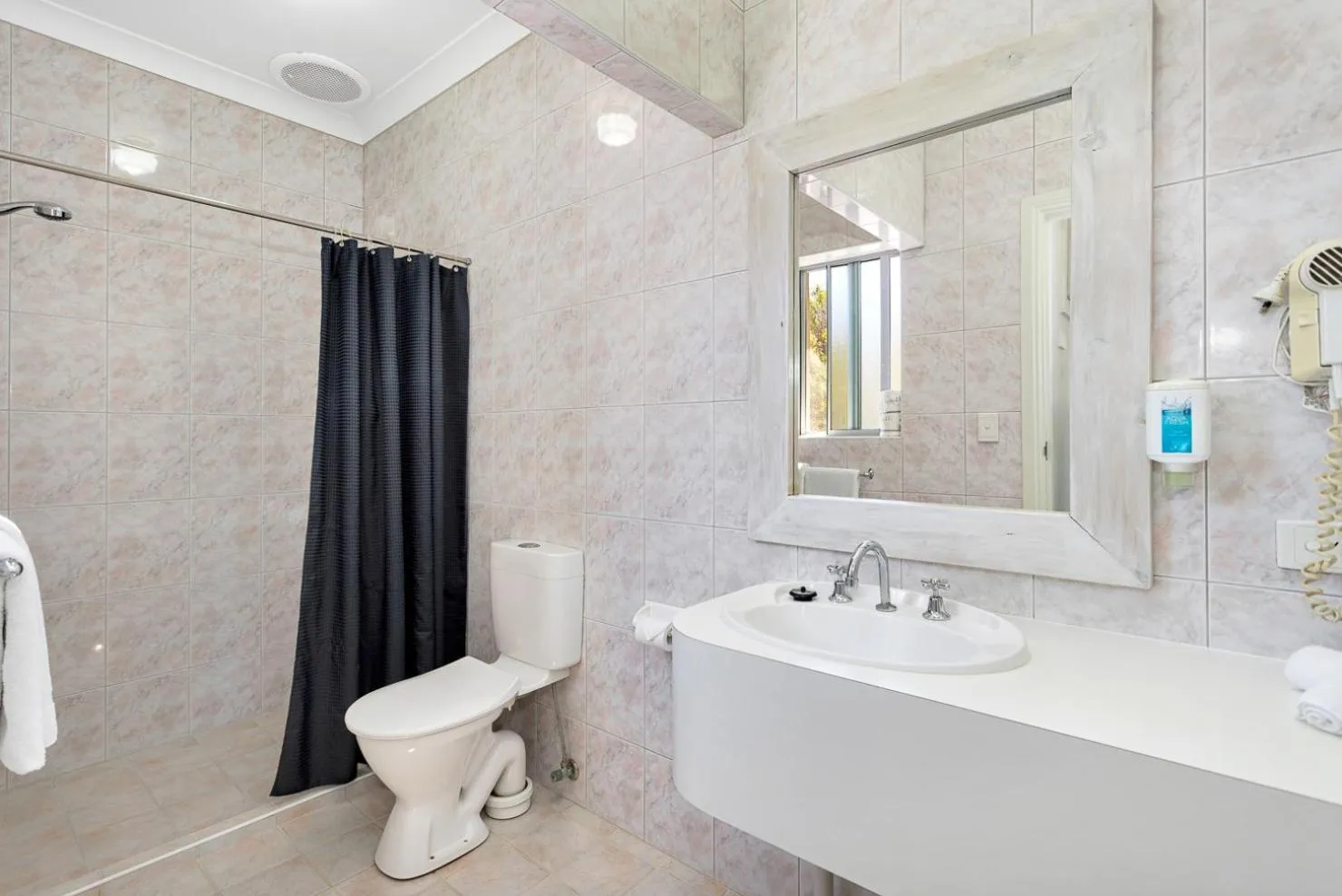 Bathroom in Coast Motel and Apartments