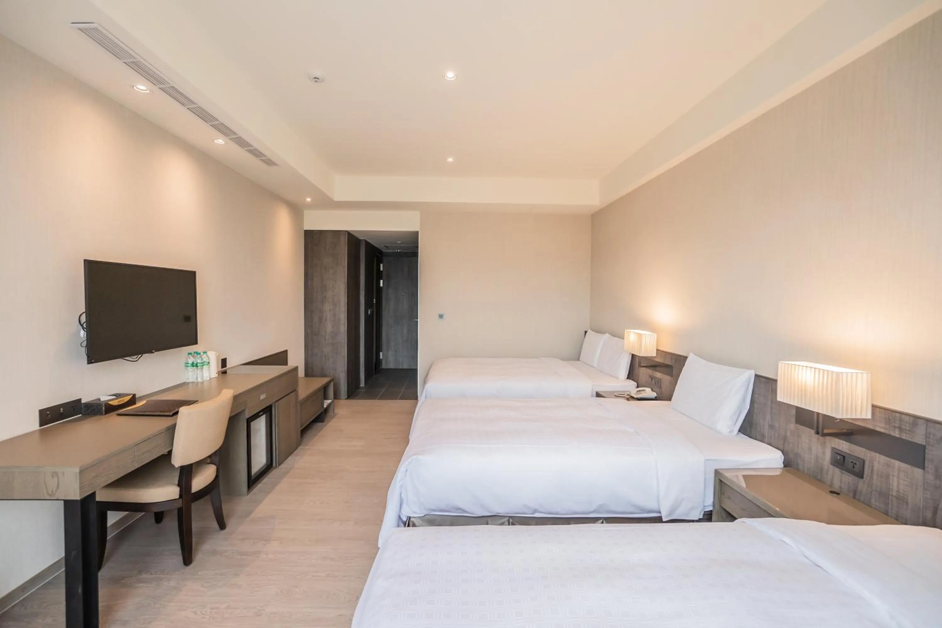 Bed in Jin Shi Hu Hotel