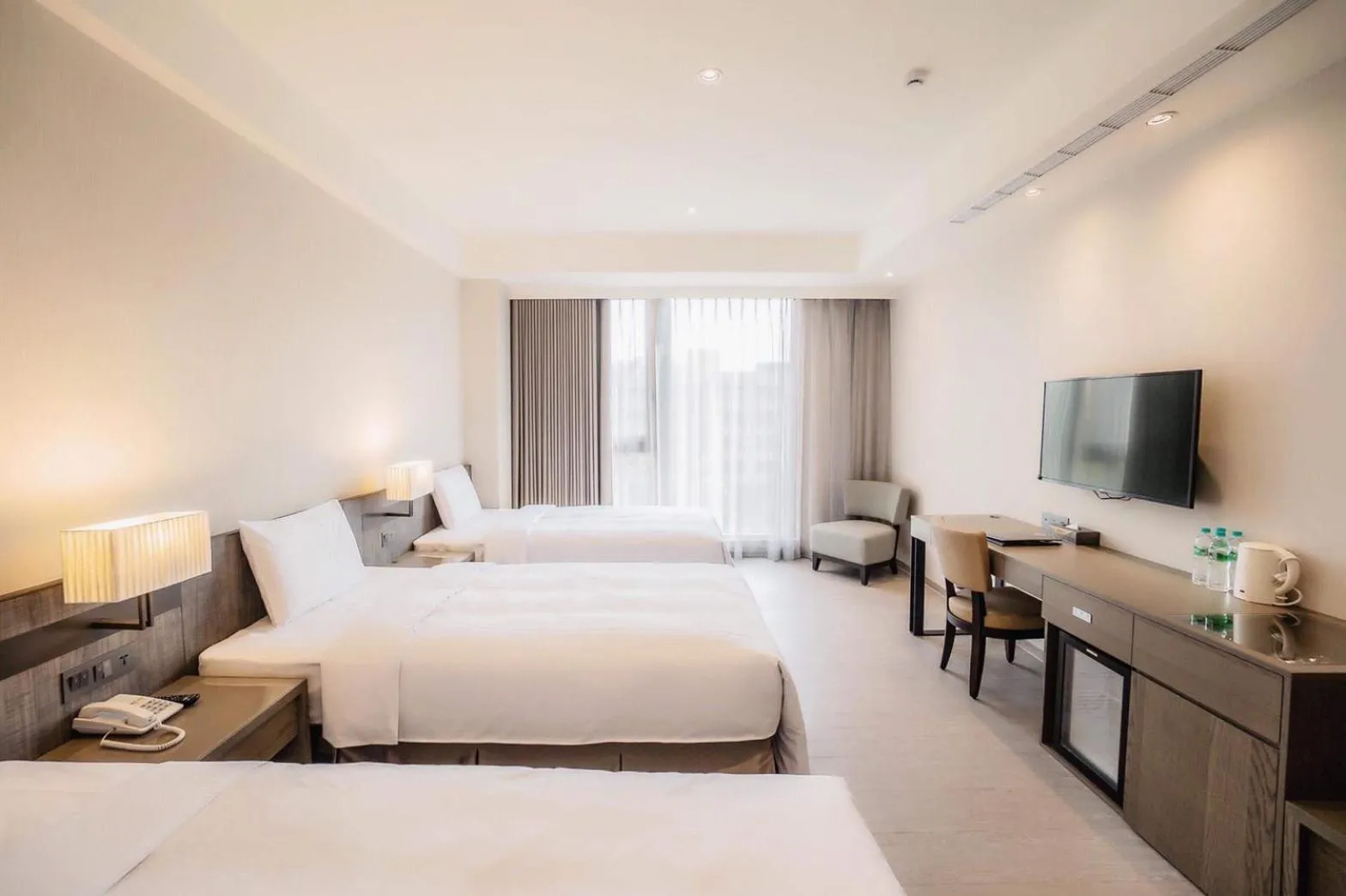 Bed in Jin Shi Hu Hotel