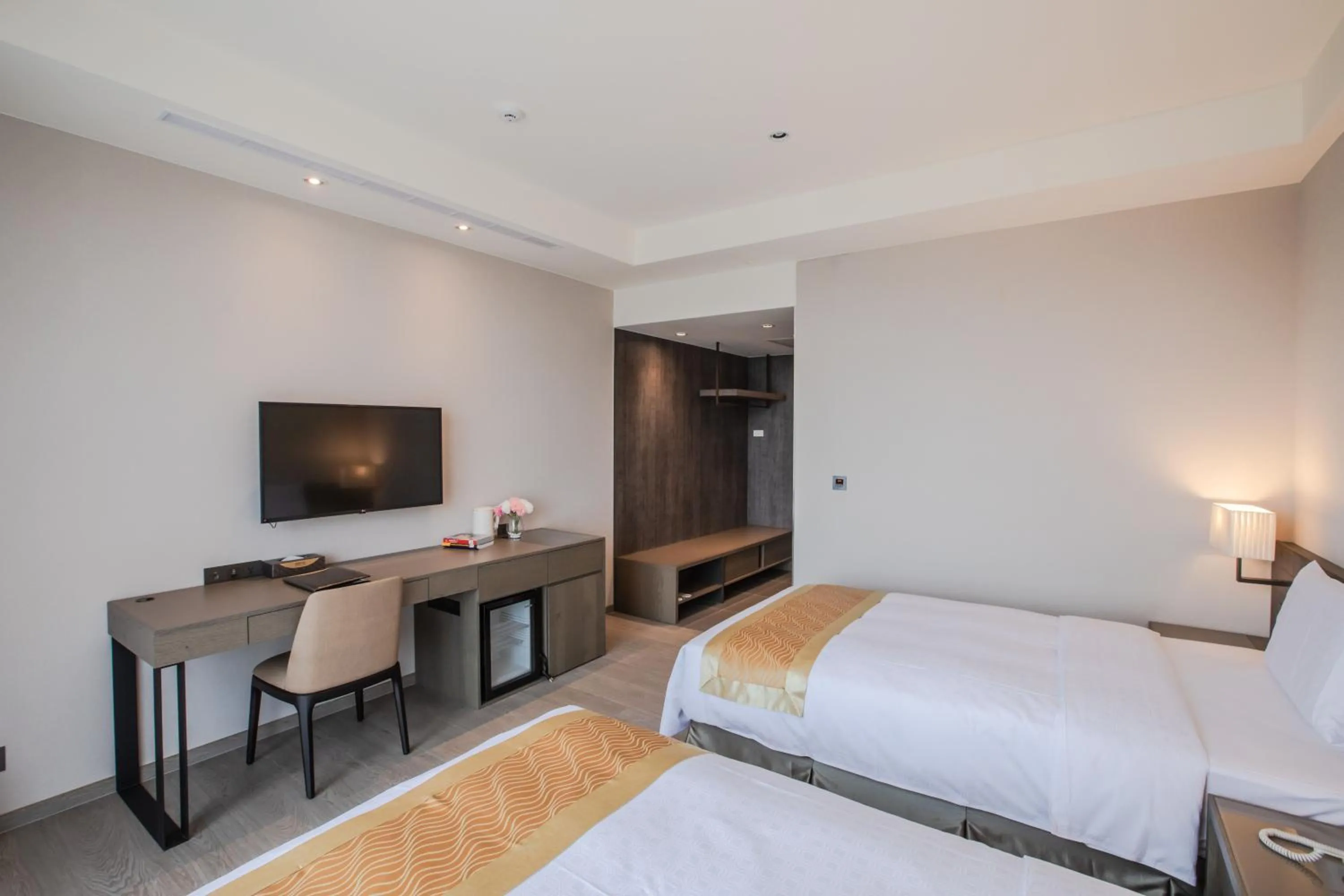 Bed in Jin Shi Hu Hotel