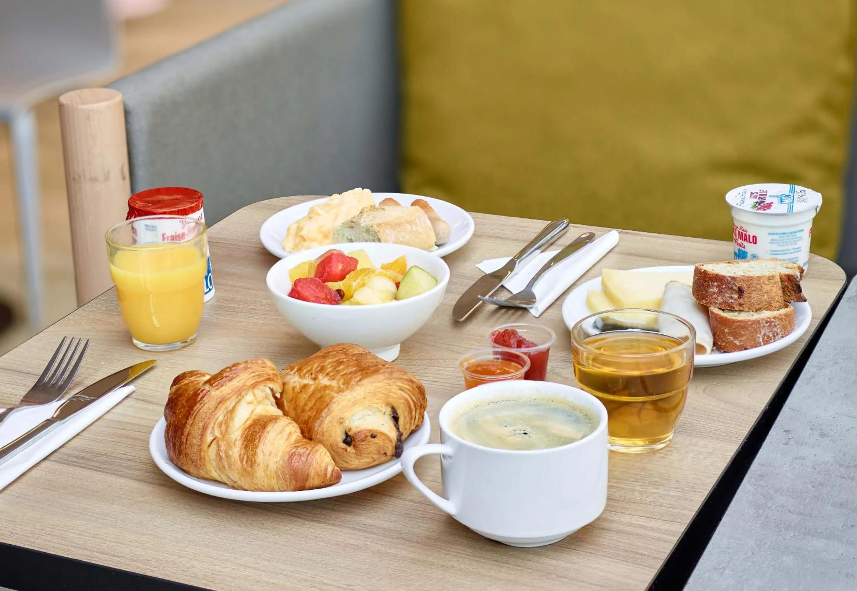 Buffet breakfast in B&B HOTEL Paris Nord 2 CDG Aéroport