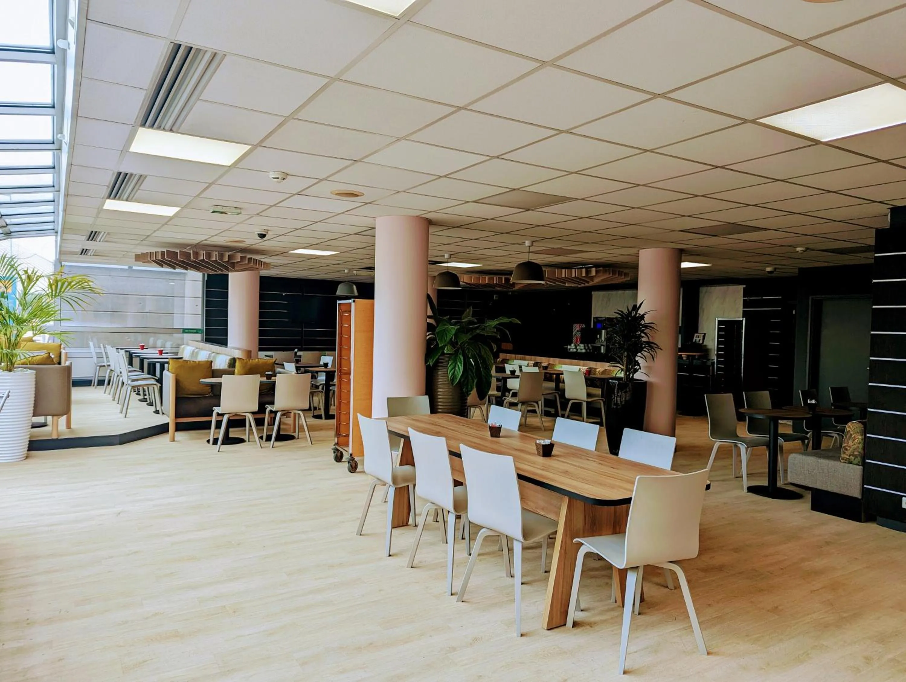 Breakfast in B&B HOTEL Paris Nord 2 CDG Aéroport