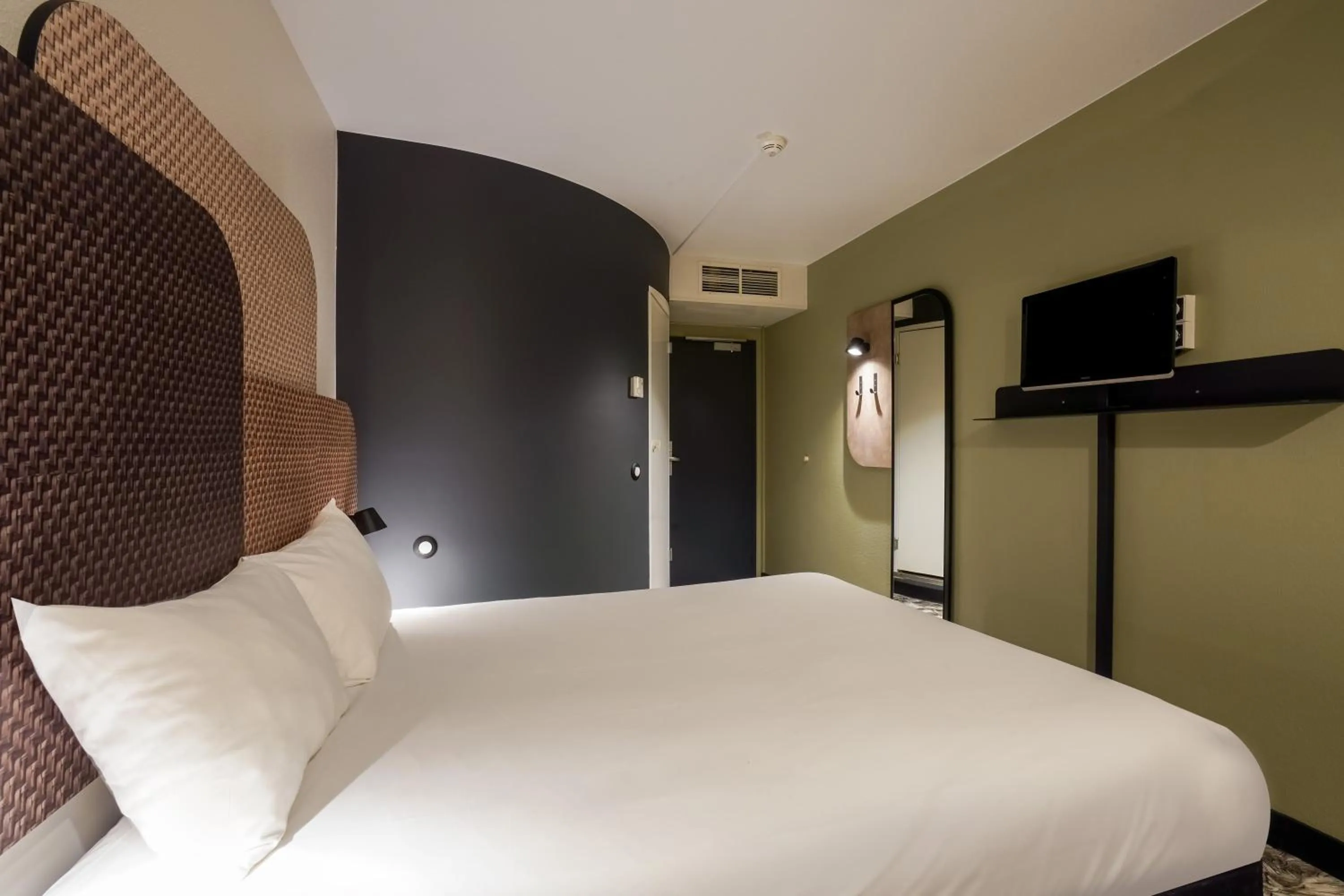 Bedroom, Bed in B&B HOTEL Paris Nord 2 CDG Aéroport