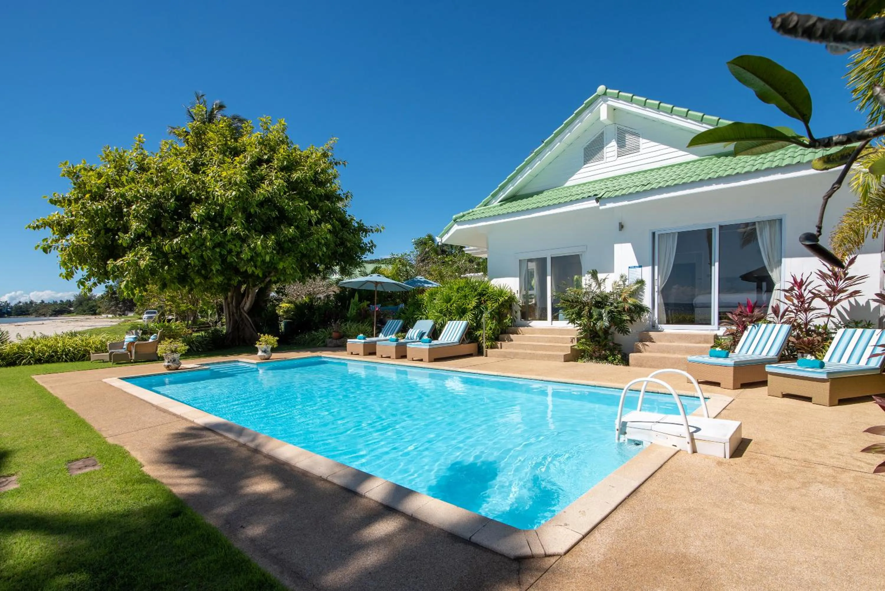 Property building in Beachfront Villa Baan Rim Haad 3BR