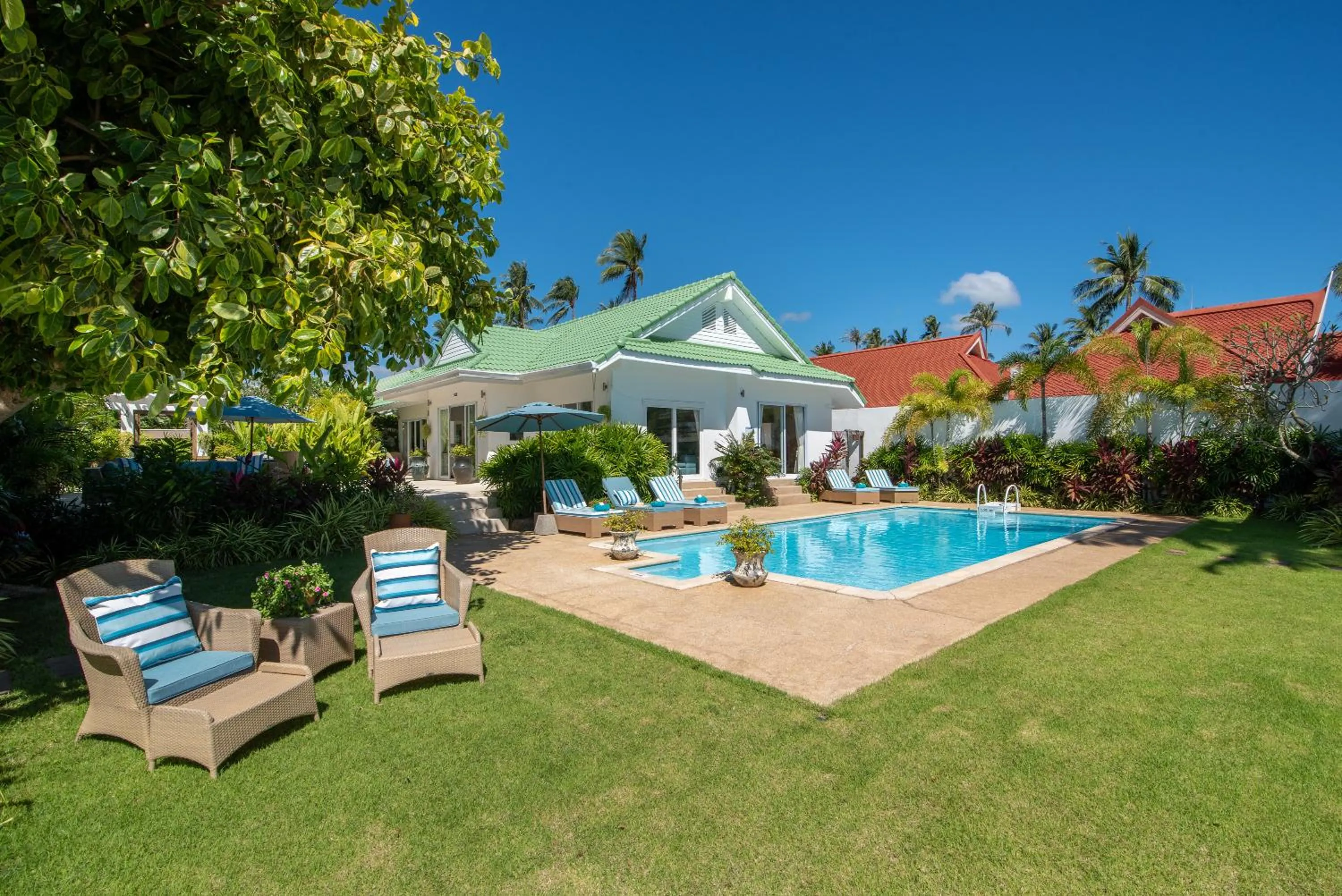 Property building in Beachfront Villa Baan Rim Haad 3BR