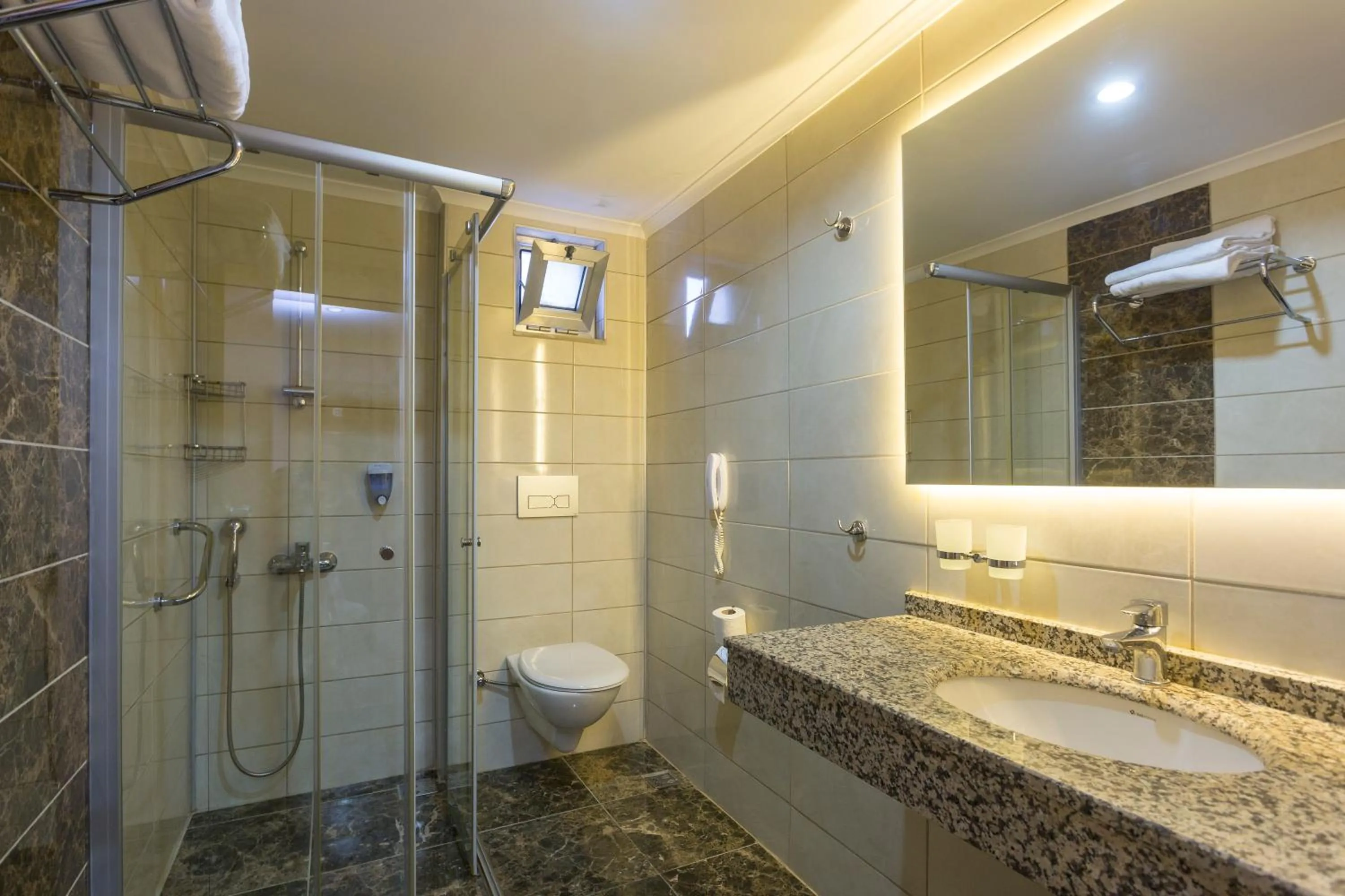 Shower in Lonicera City Hotel