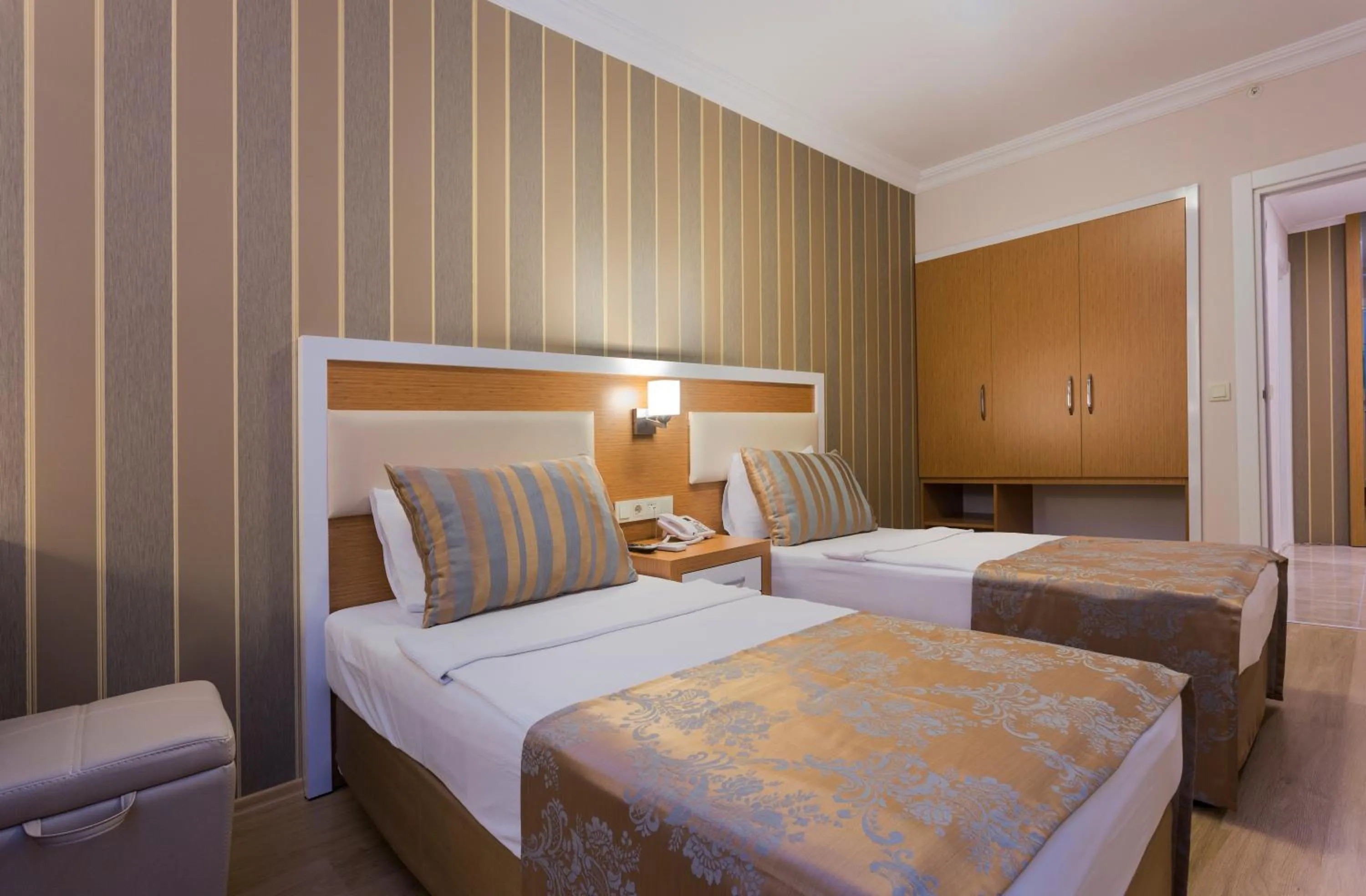 Bedroom in Lonicera City Hotel