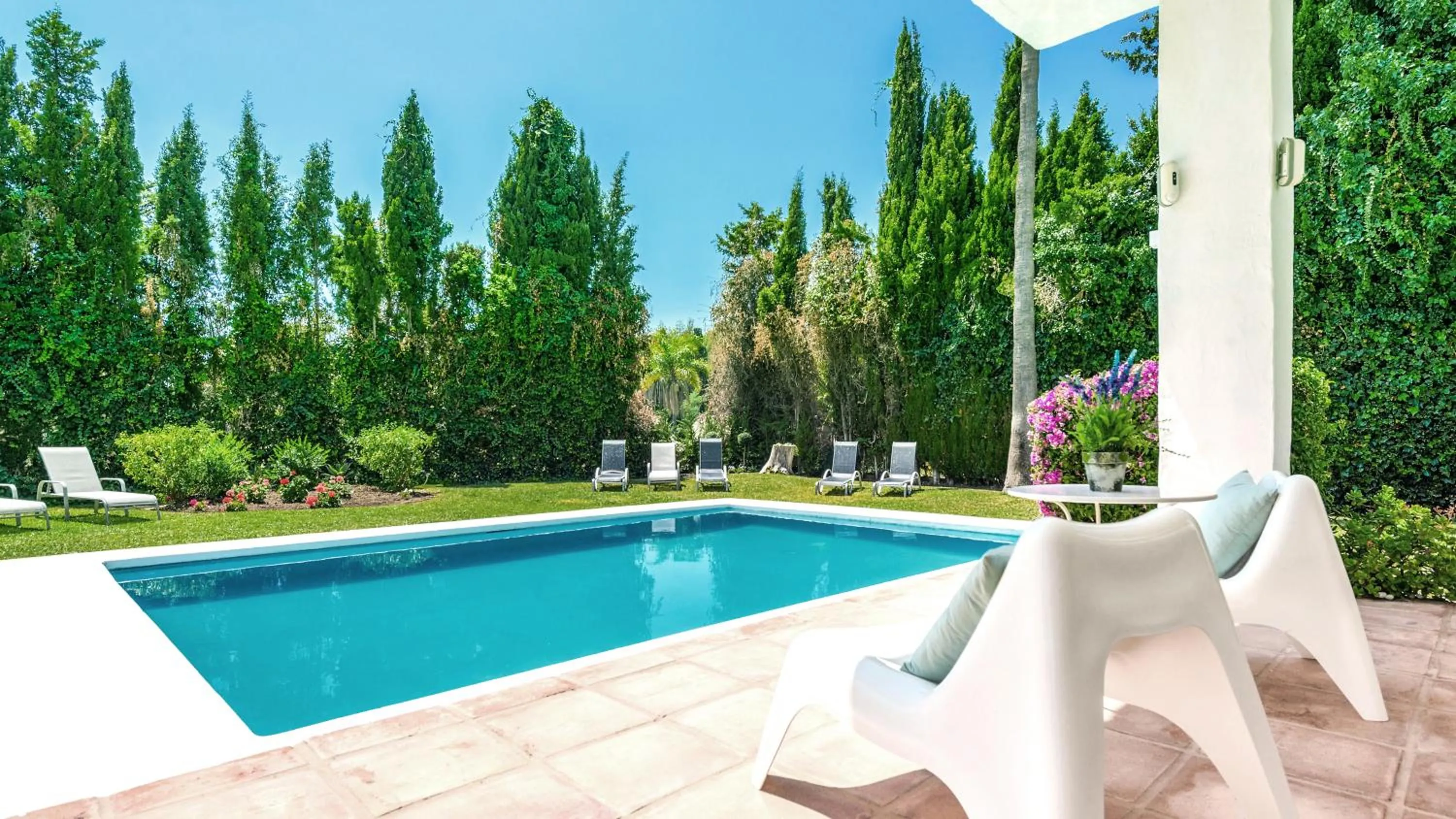 Pool view in Villa Marina