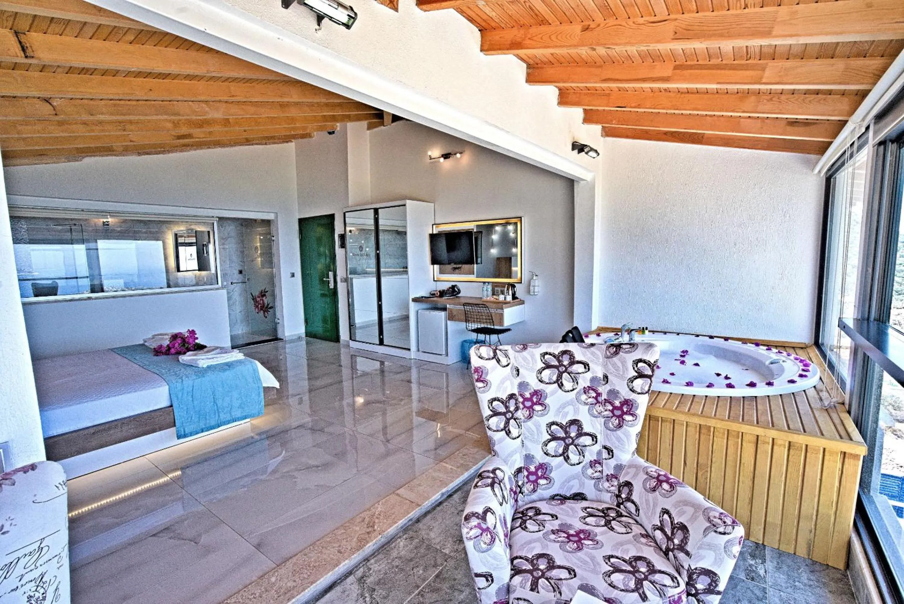 Photo of the whole room in Stonehillkaş