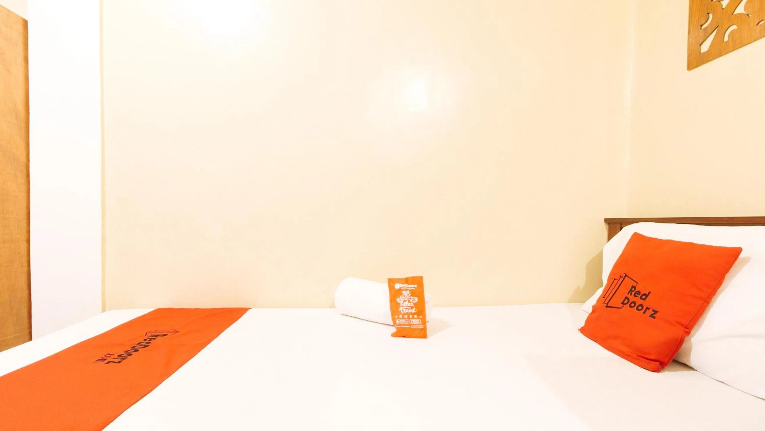 Bedroom, Bed in RedDoorz near PNR Espana Station