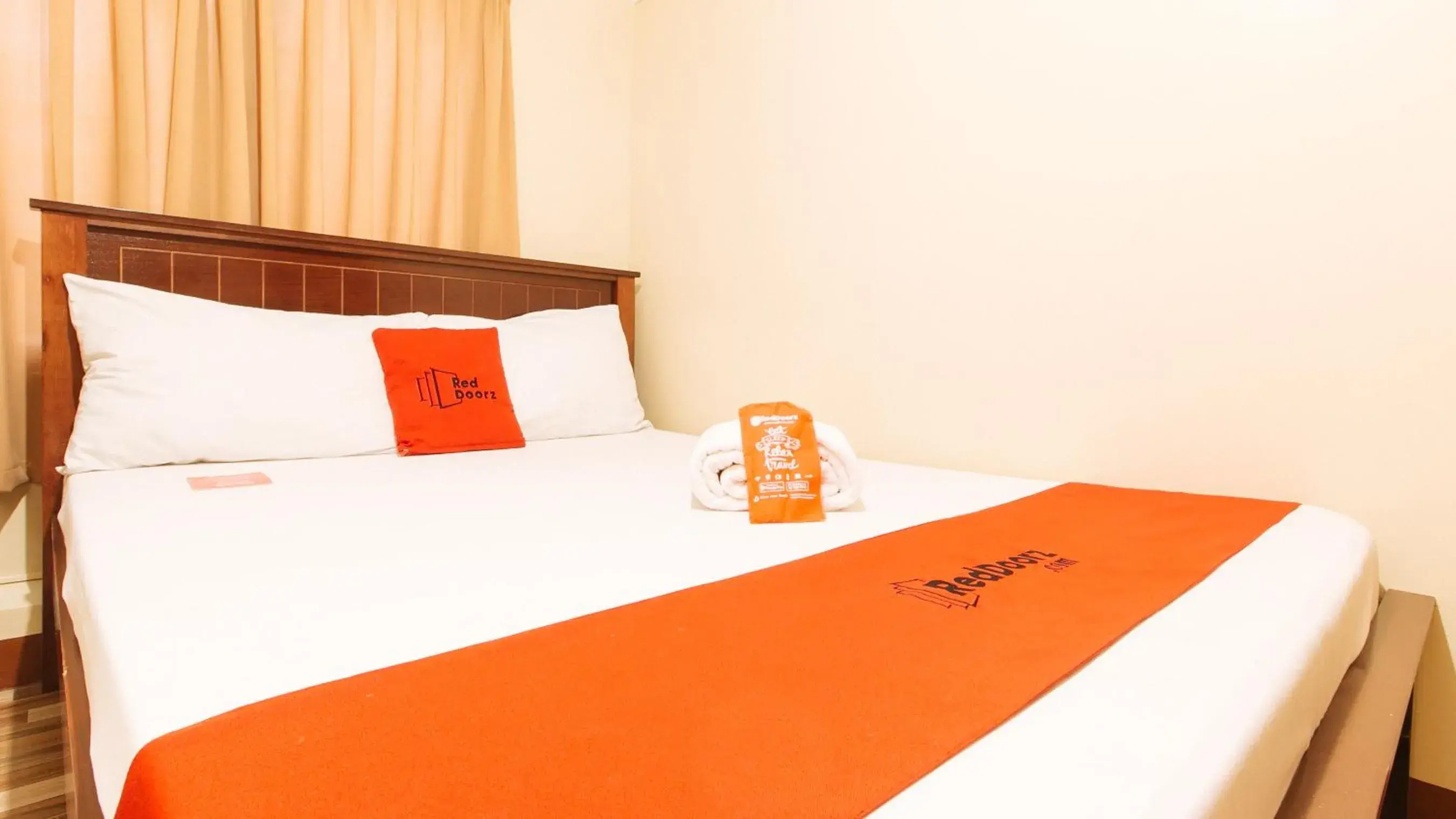 Bed in RedDoorz near PNR Espana Station Bed in RedDoorz near PNR Espana Station